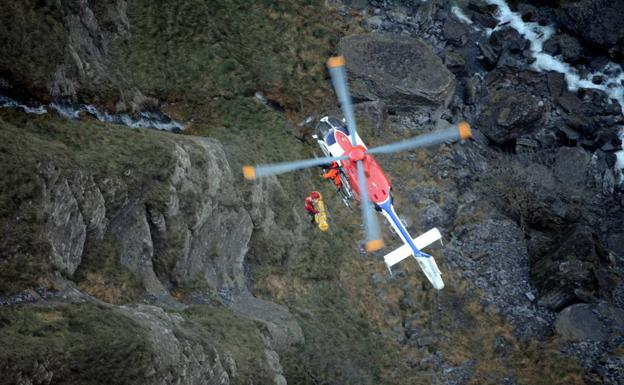 A helicopter recovers the body of the British man