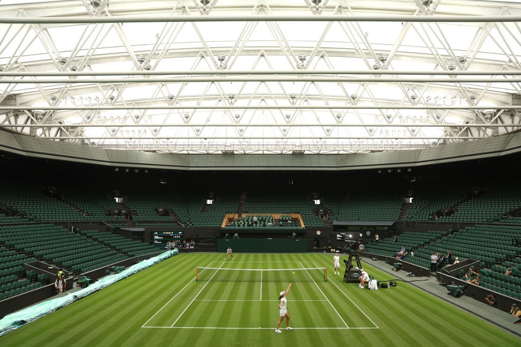 Swiatek practises on Centre Court ahead of the tournament