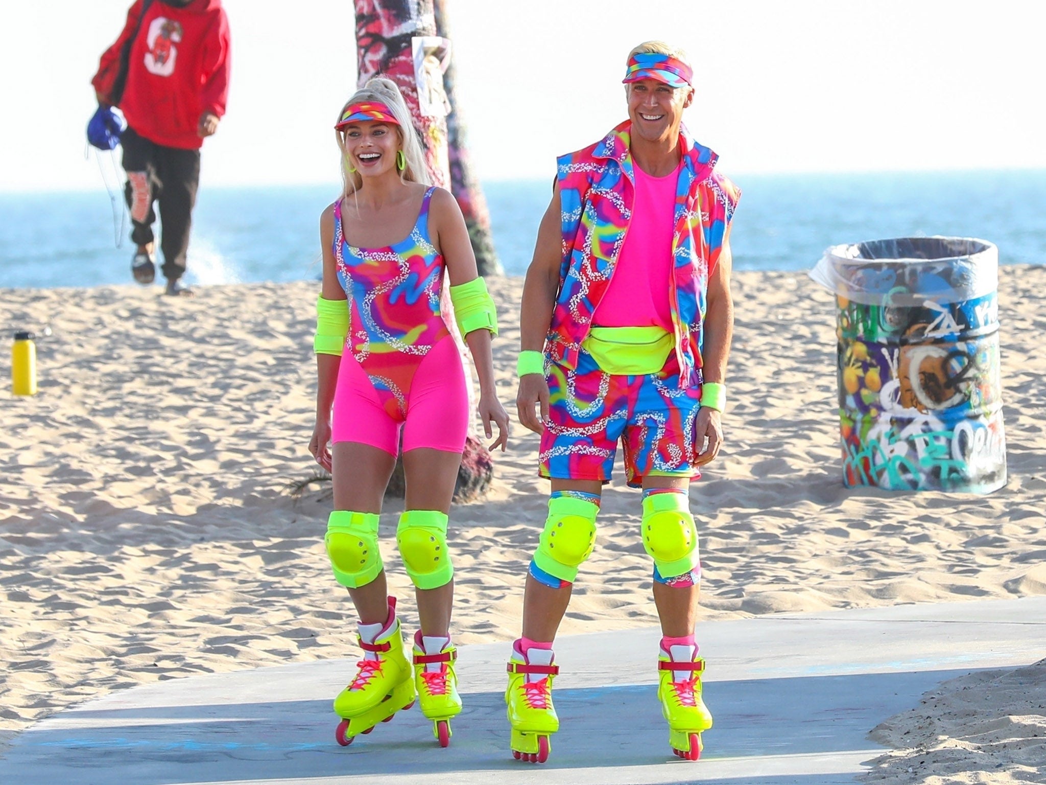 Robbie and Gosling rollerblading on Venice Beach