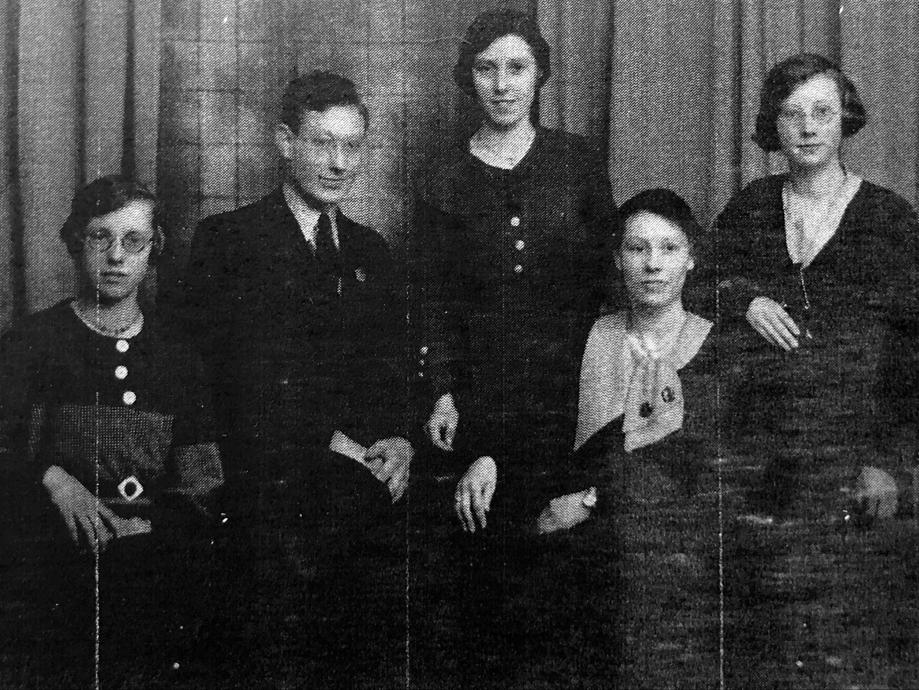 Edith Dumbleton and Dorcas Tobin aged 16 with their siblings, Fred, Muriel and Edna