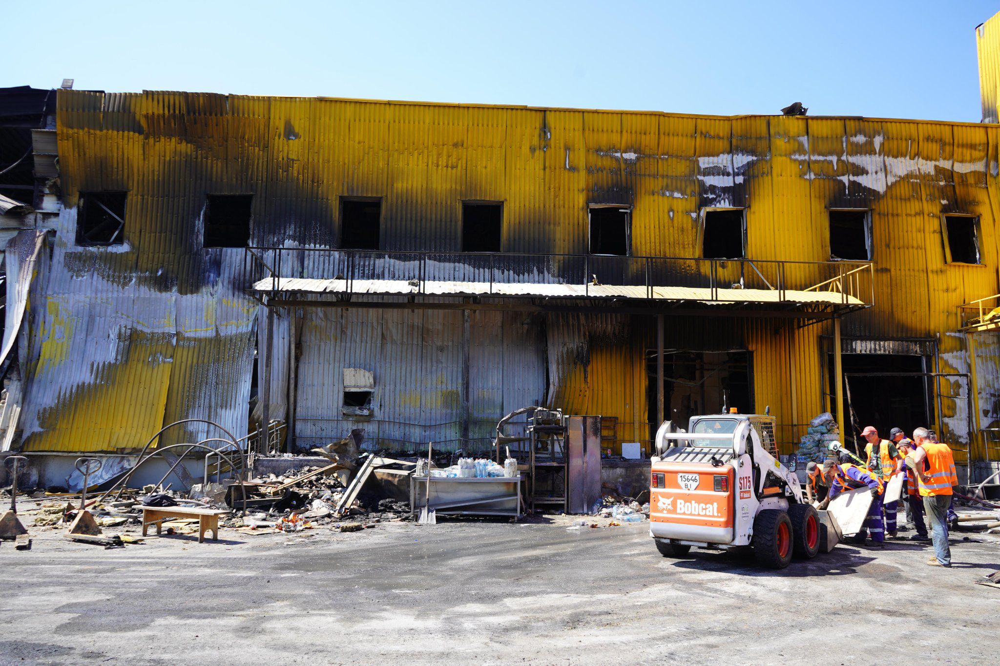 60 per cent of the mall was destroyed by the strike with over 400 workers assisting in the effort