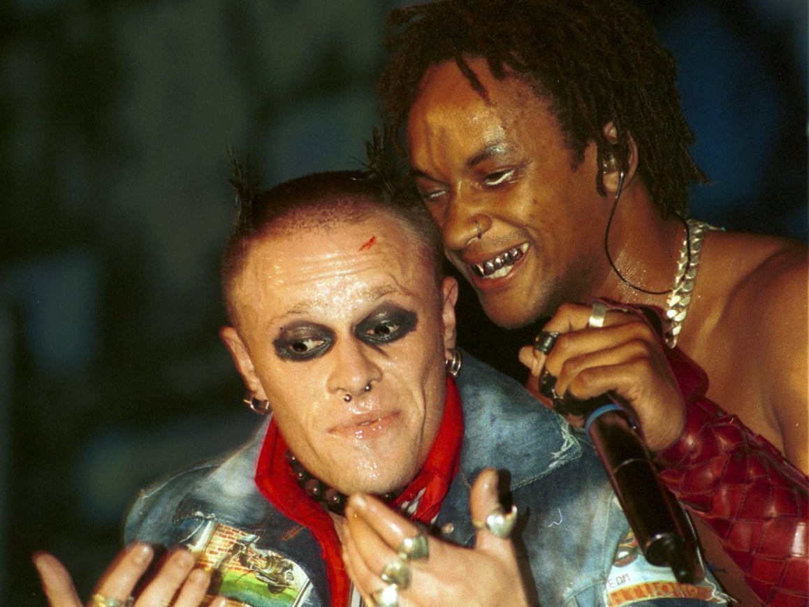 Keith Flint y Liam Howlett de Prodigy actuando en 1997