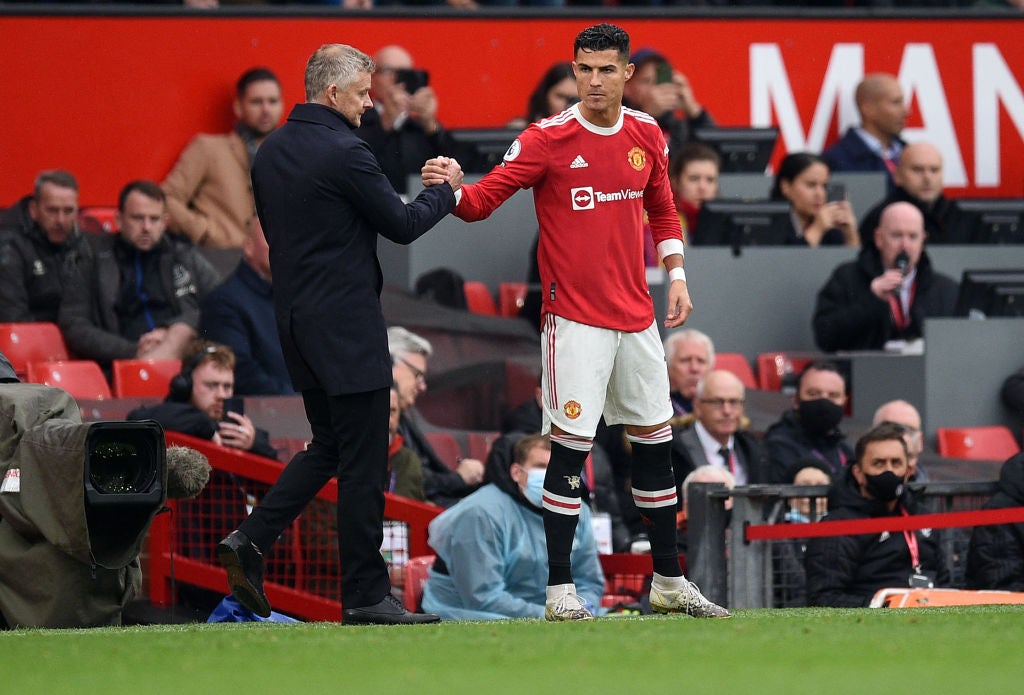 Ole Gunnar Solskjaer shakes hands with Ronaldo as he comes off the bench during a Premier League match between Manchester United and Everton