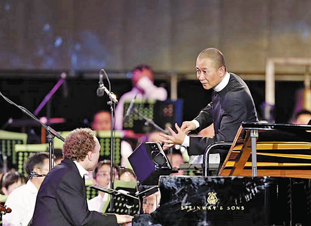 Tan and Van Raat perform with the China National Symphony Orchestra in Beijing