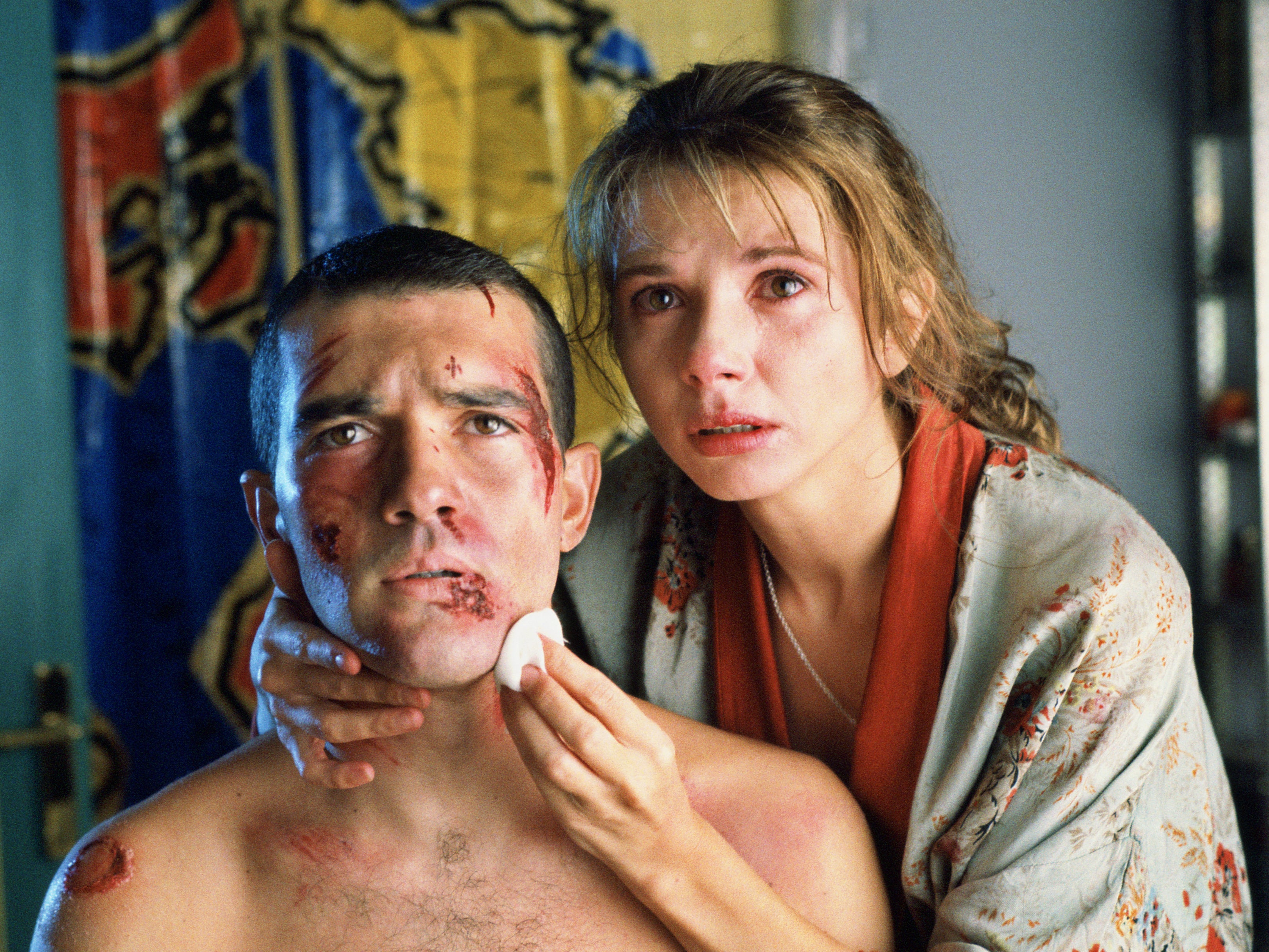 Ricky (Antonio Banderas) and Marina (Victoria Abril)