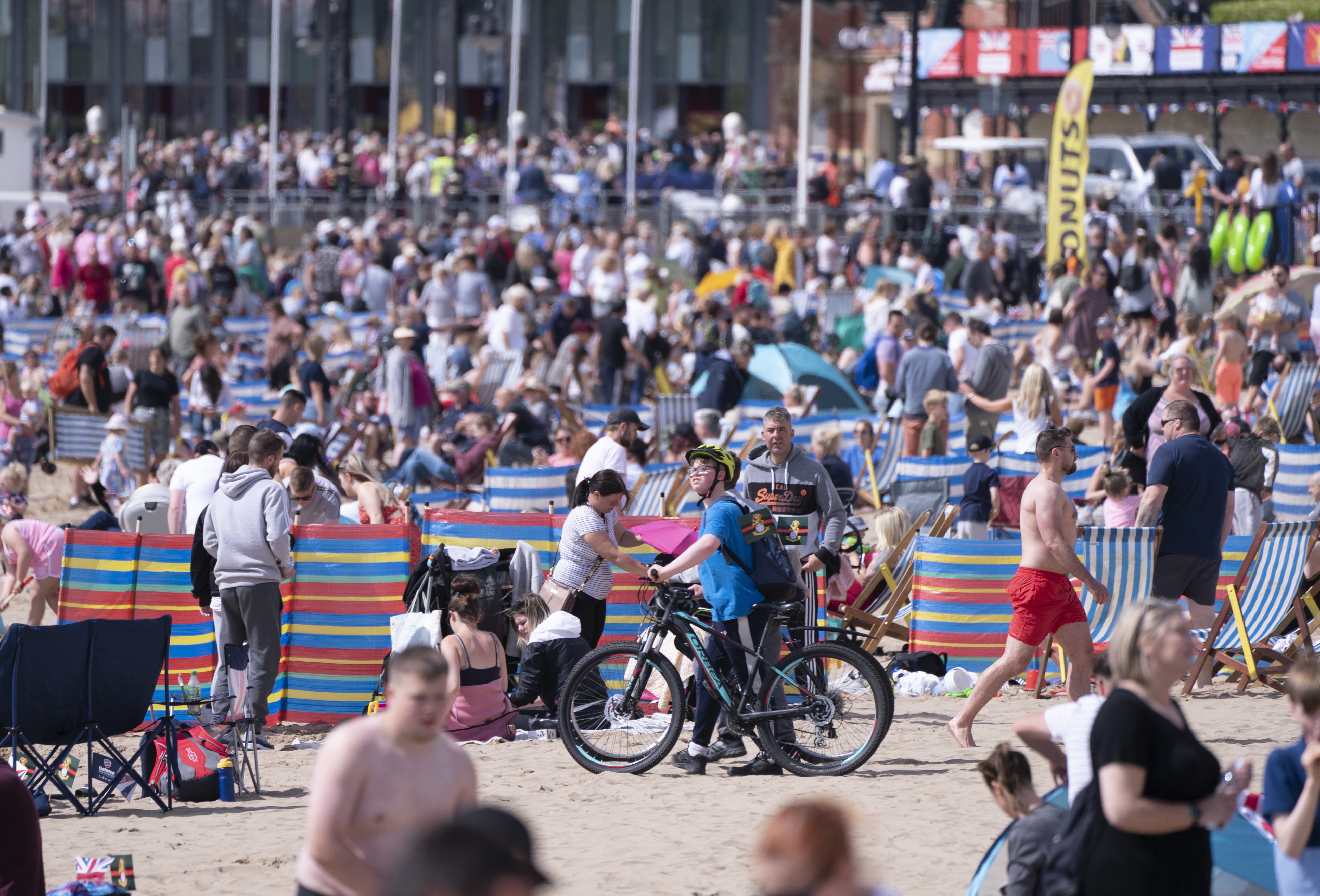 Temperatures are set to hit 28C (Danny Lawson/PA)