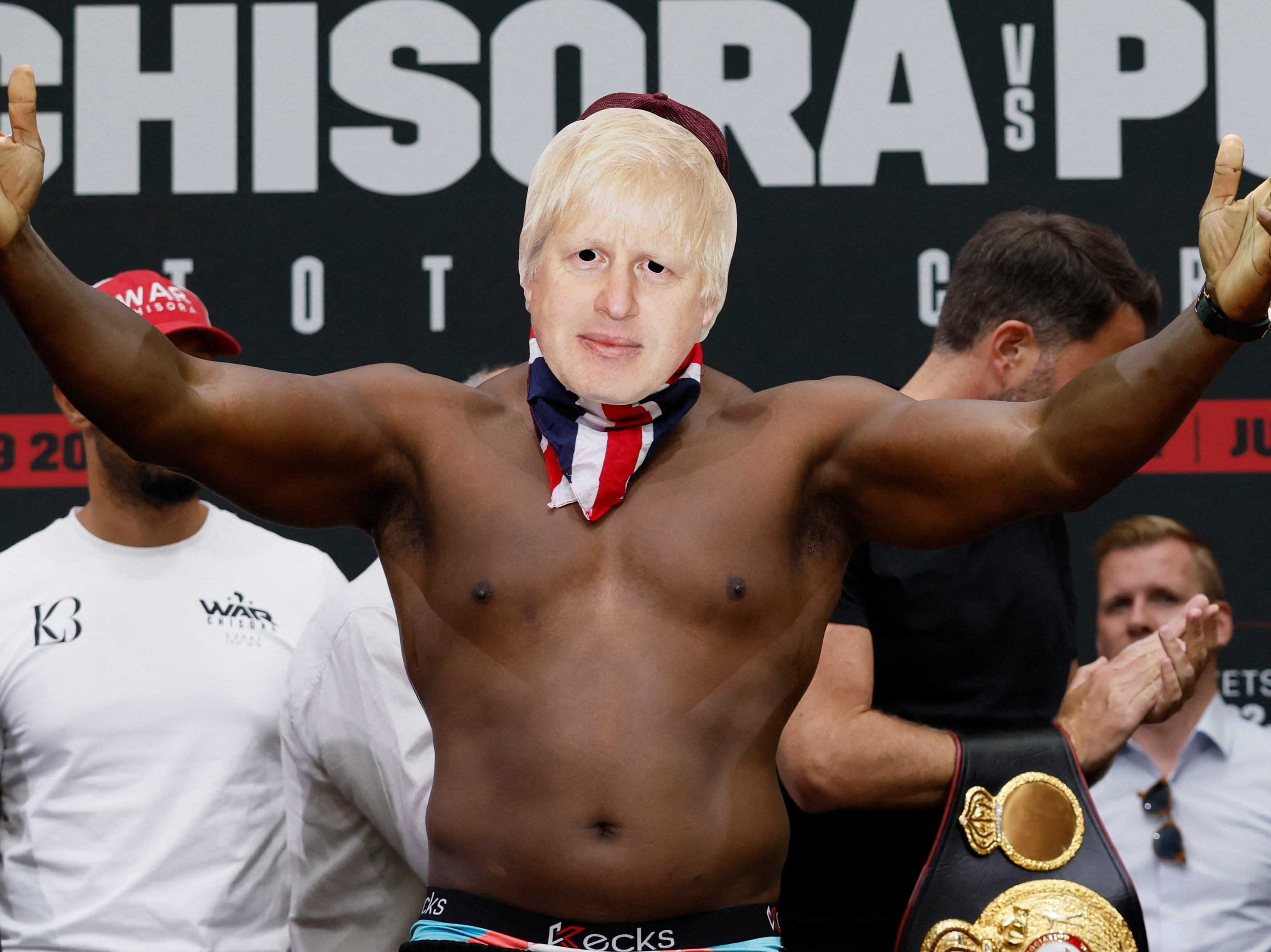 Derek Chisora wears Boris Johnson mask at weigh-in for Kubrat Pulev fight