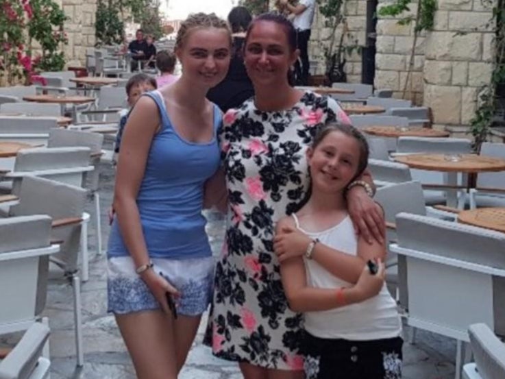 Ava White, with mother Leanne and sister Mia