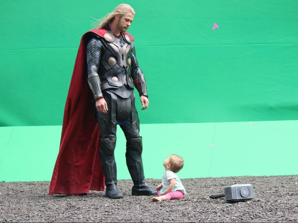 Chris Hemsworth with India on set of ‘Thor’