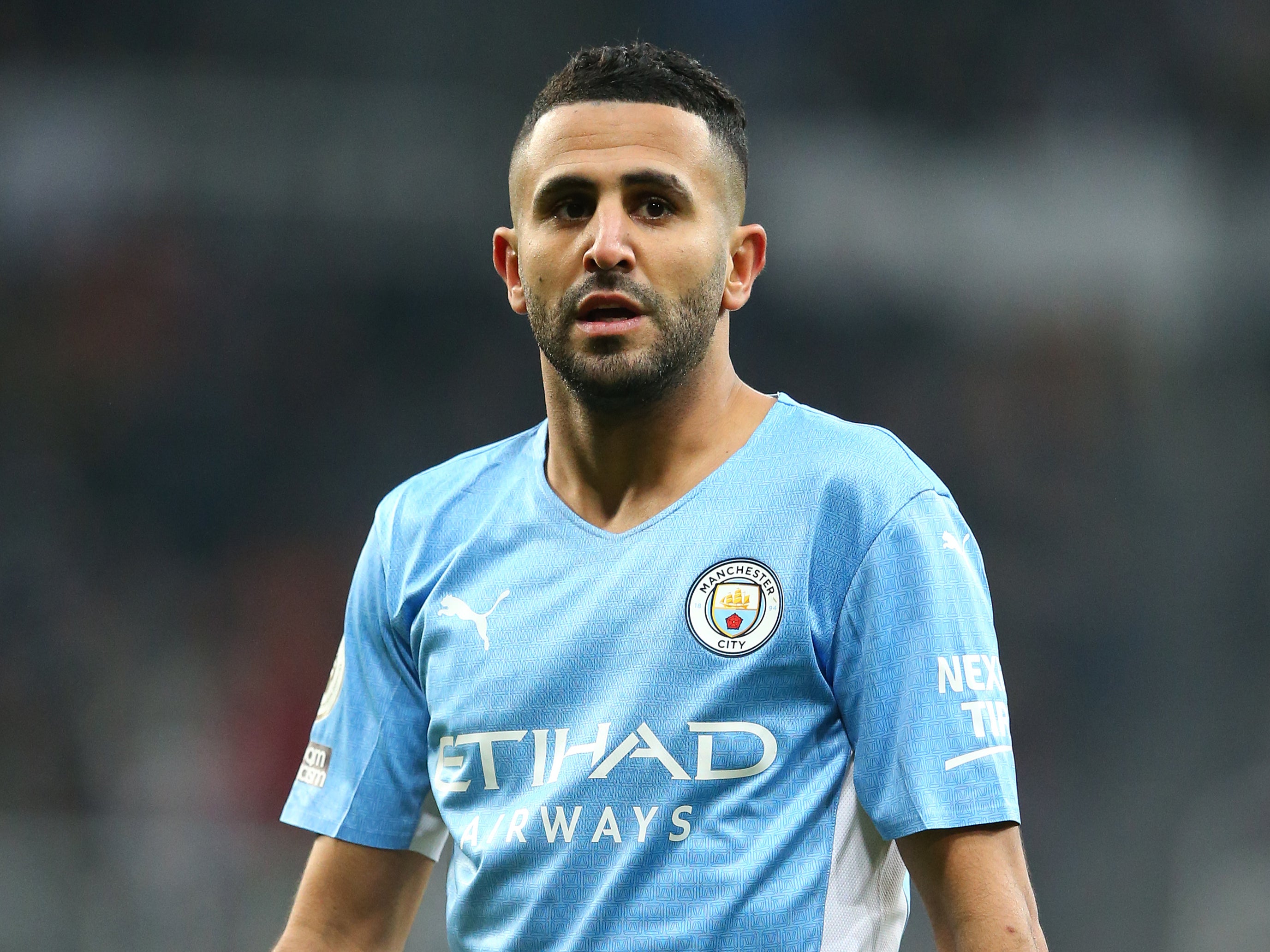 Manchester City winger Riyad Mahrez has extended his stay until 2025