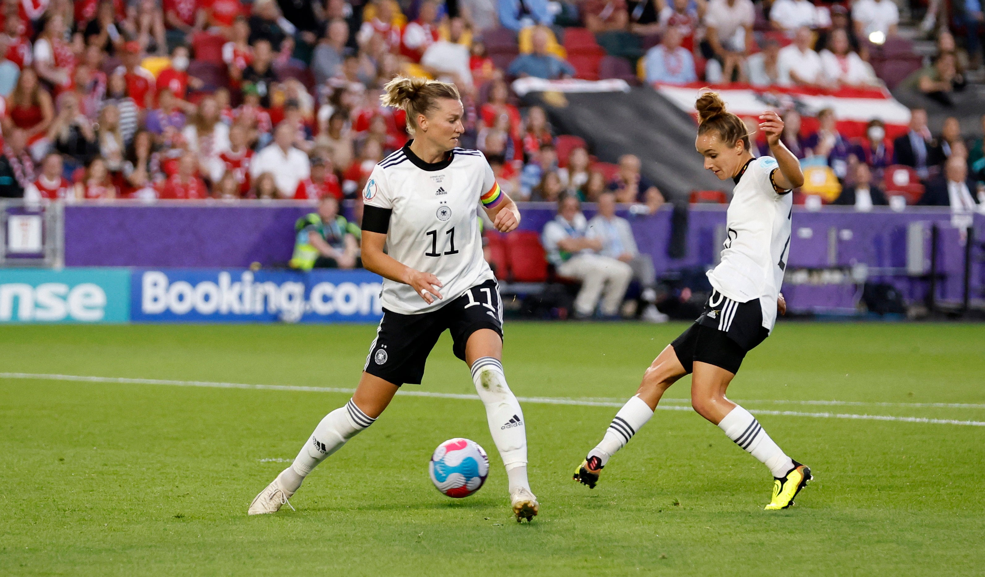 Alexandra Popp dummied the ball to allow Lina Magull to score the opener