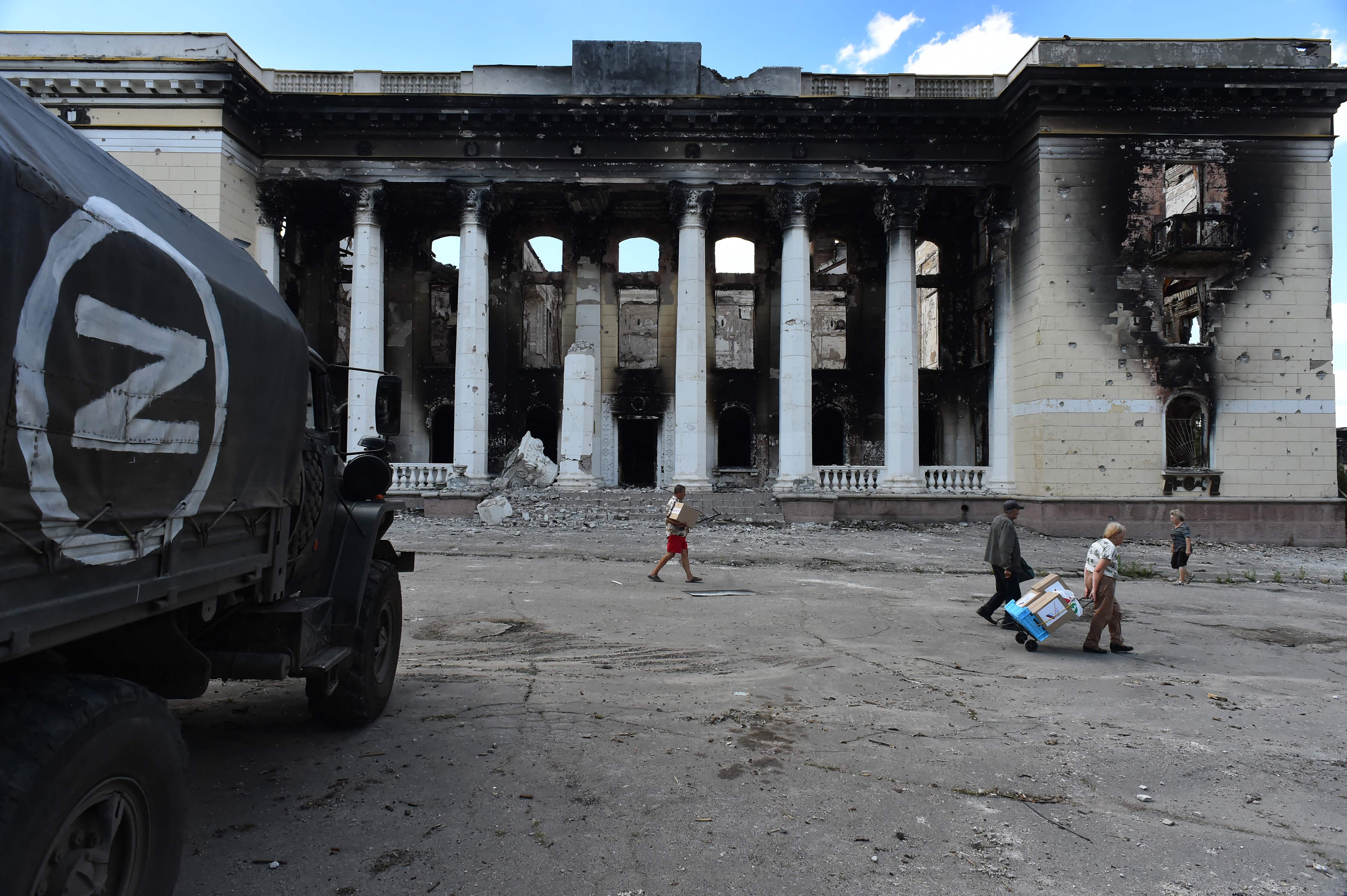 Residents of Lysychansk receive Russian humanitarian aid