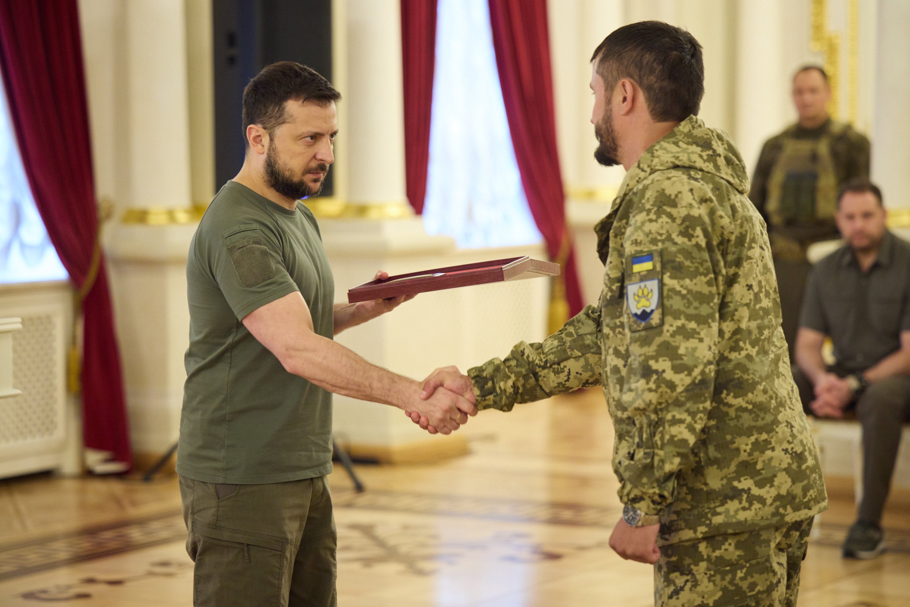 The president meets servicemen, and the relatives of servicemen, awarded the title of Hero of Ukraine