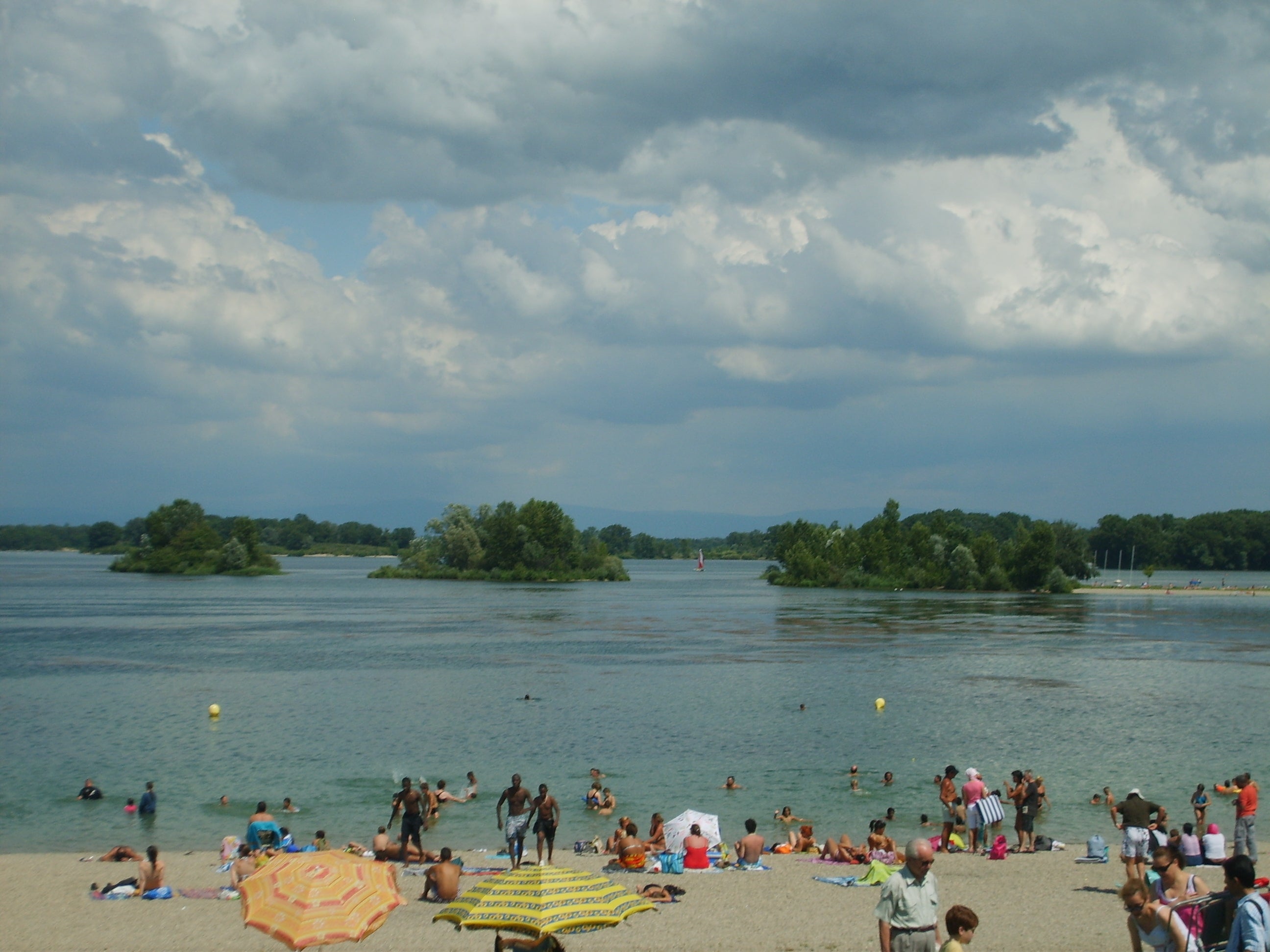 File: An ordinary beach in the Lyon park Grand Parc Miribel Jonage