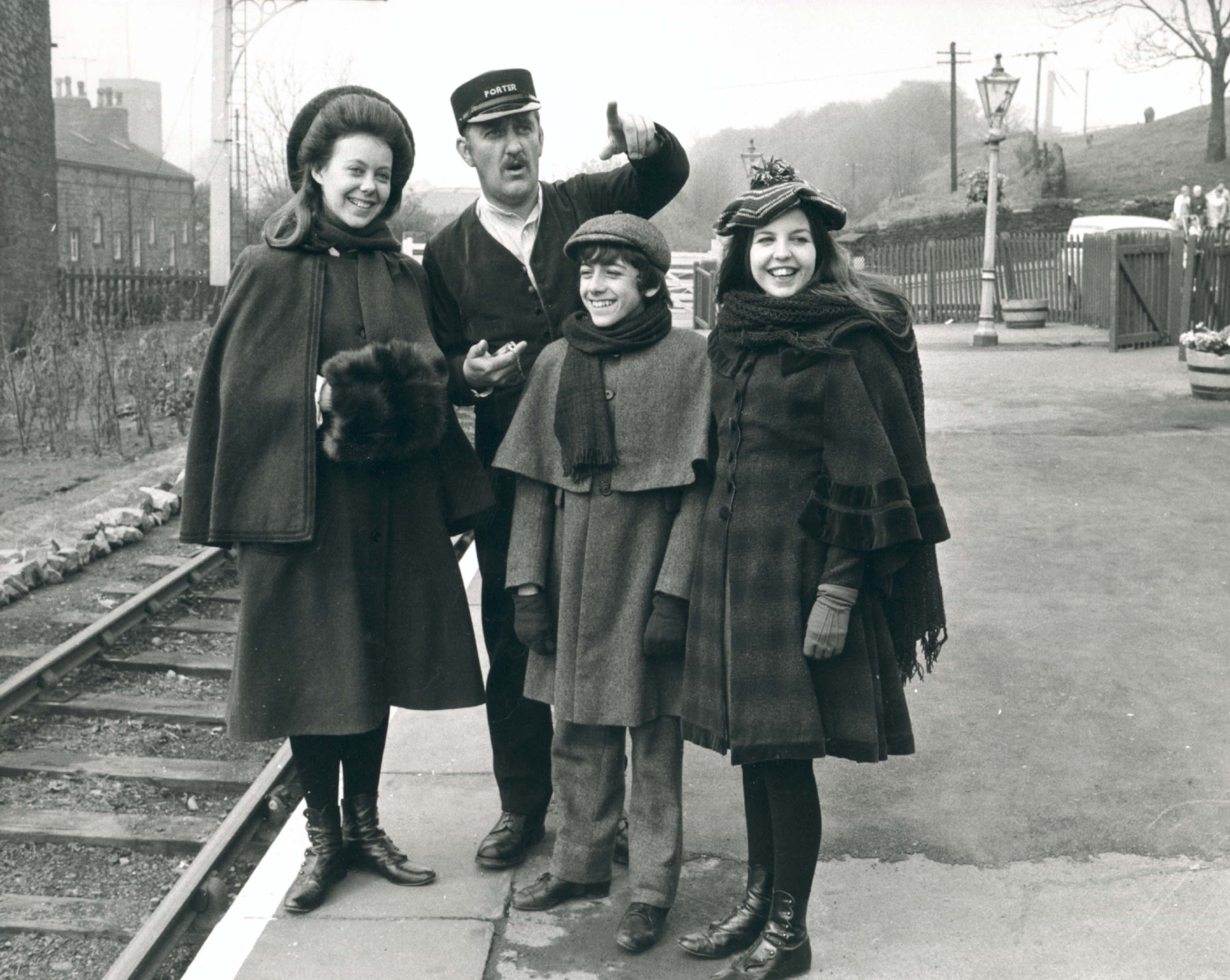 Jenny Agutter, Bernard Cribbins, Gary Warren and Sally Thomsett in ‘The Railway Children’