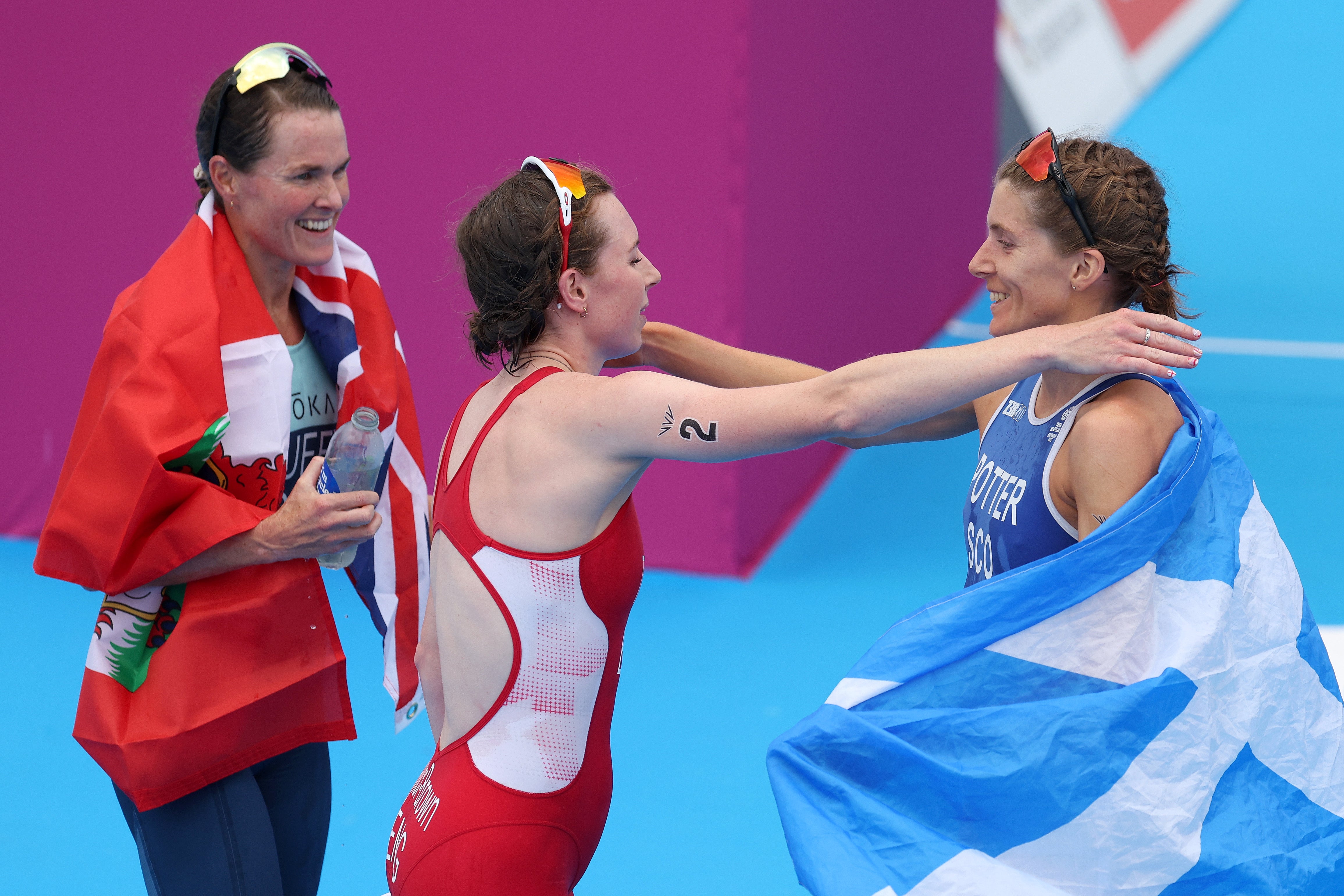 Georgia Taylor-Brown congratulates Beth Potter after Flora Duffy of Team Bermuda took gold