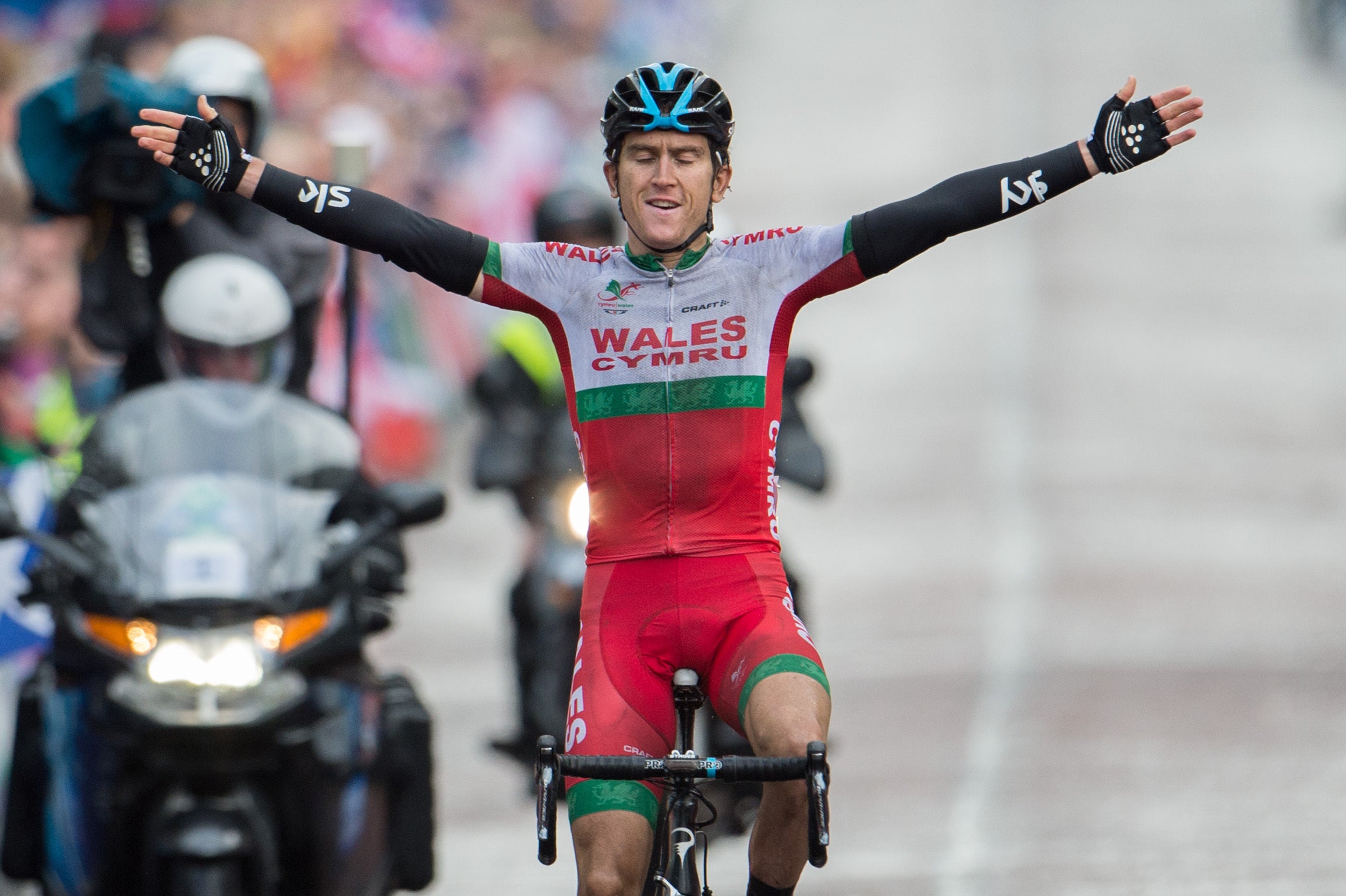 Geraint Thomas celebrates road race gold (Tim Ireland/PA)