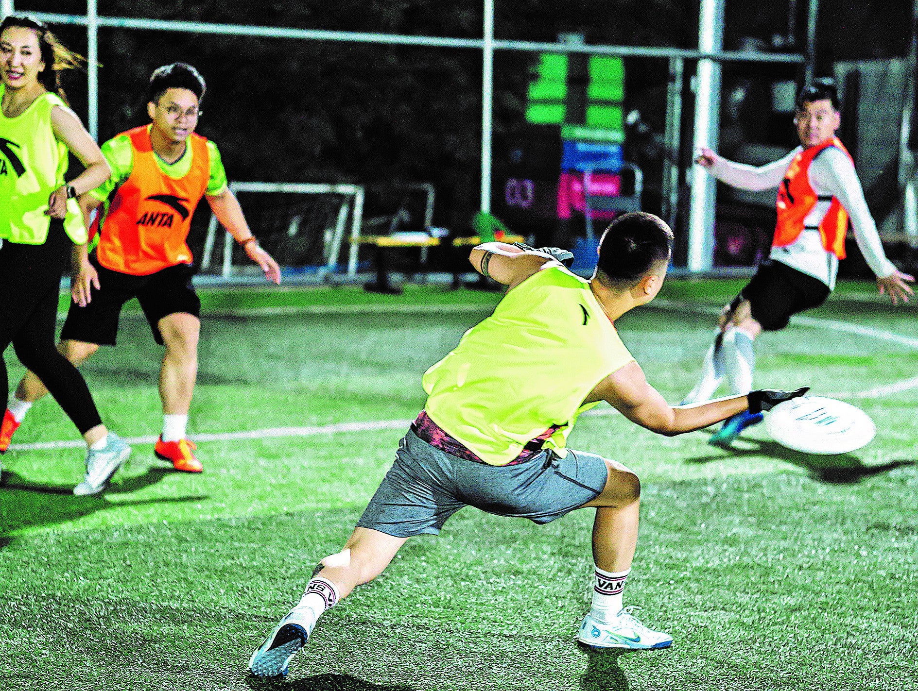 People in Beijing enjoy disc throwing on different sizes of football field