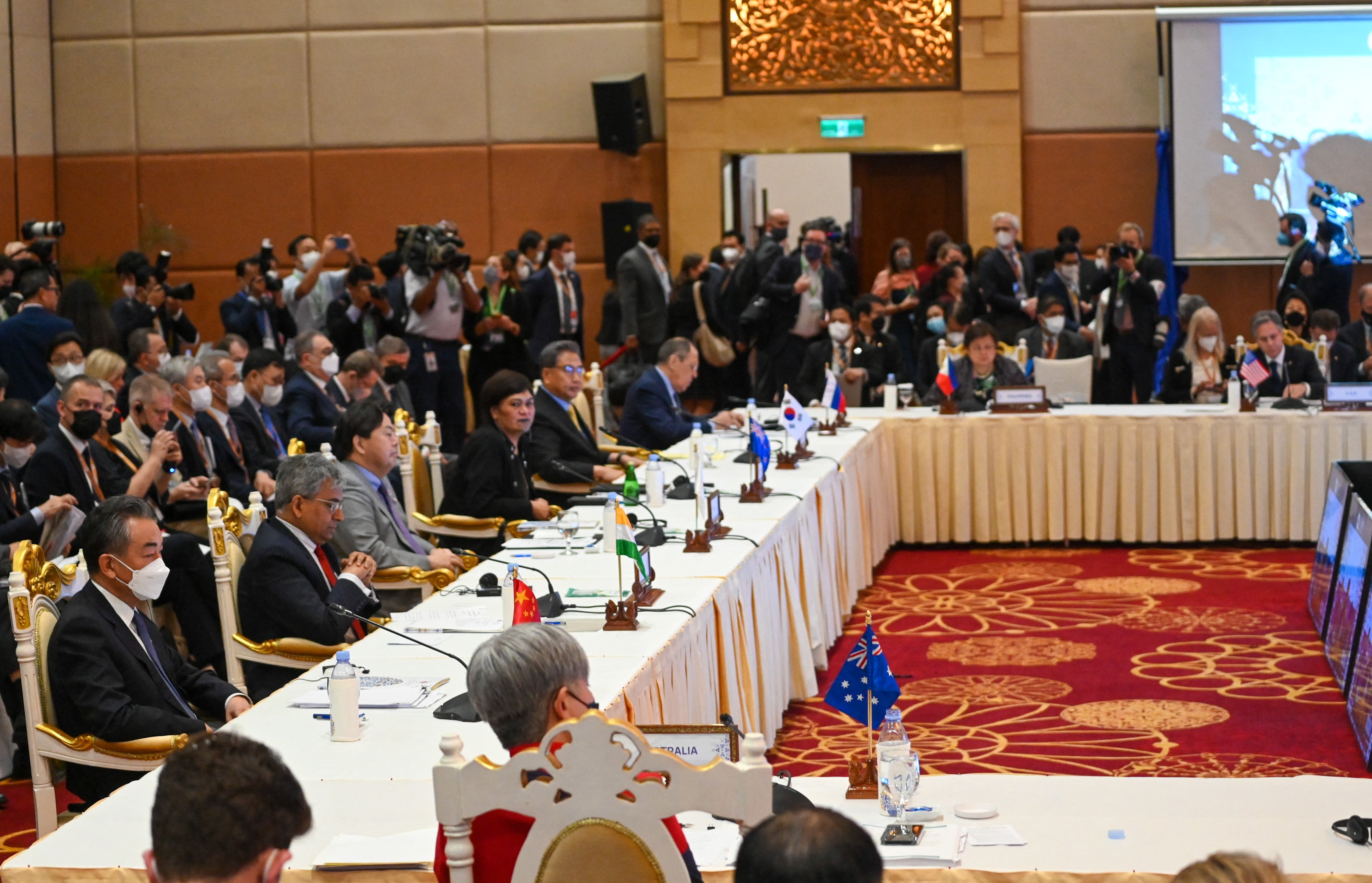 China’s foreign minister Wang Yi (L), Japans foreign minister Yoshimasa Hayashi (2nd L), New Zealand’s foreign minister Nanaia Mahuta (3rd L), South Koreas foreign minister Park Jin (4th L), Russias foreign minister Sergei Lavrov (C) and US Secretary of State Anthony Blinken (R) attend the East Asia Summit Foreign Ministers meeting during the 55th Asean Foreign Ministers’ Meeting in Phnom Penh on 5 August 2022