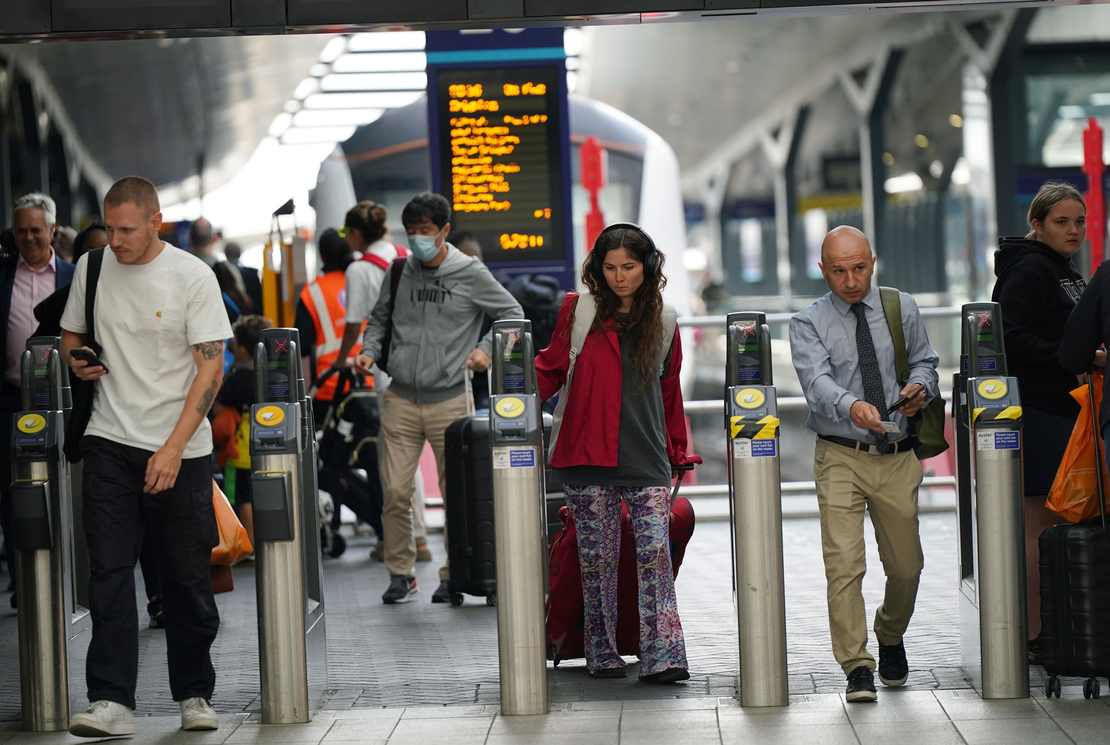 Commuters are settling into new weekly routines, O2 claimed (Yui Mok/PA)