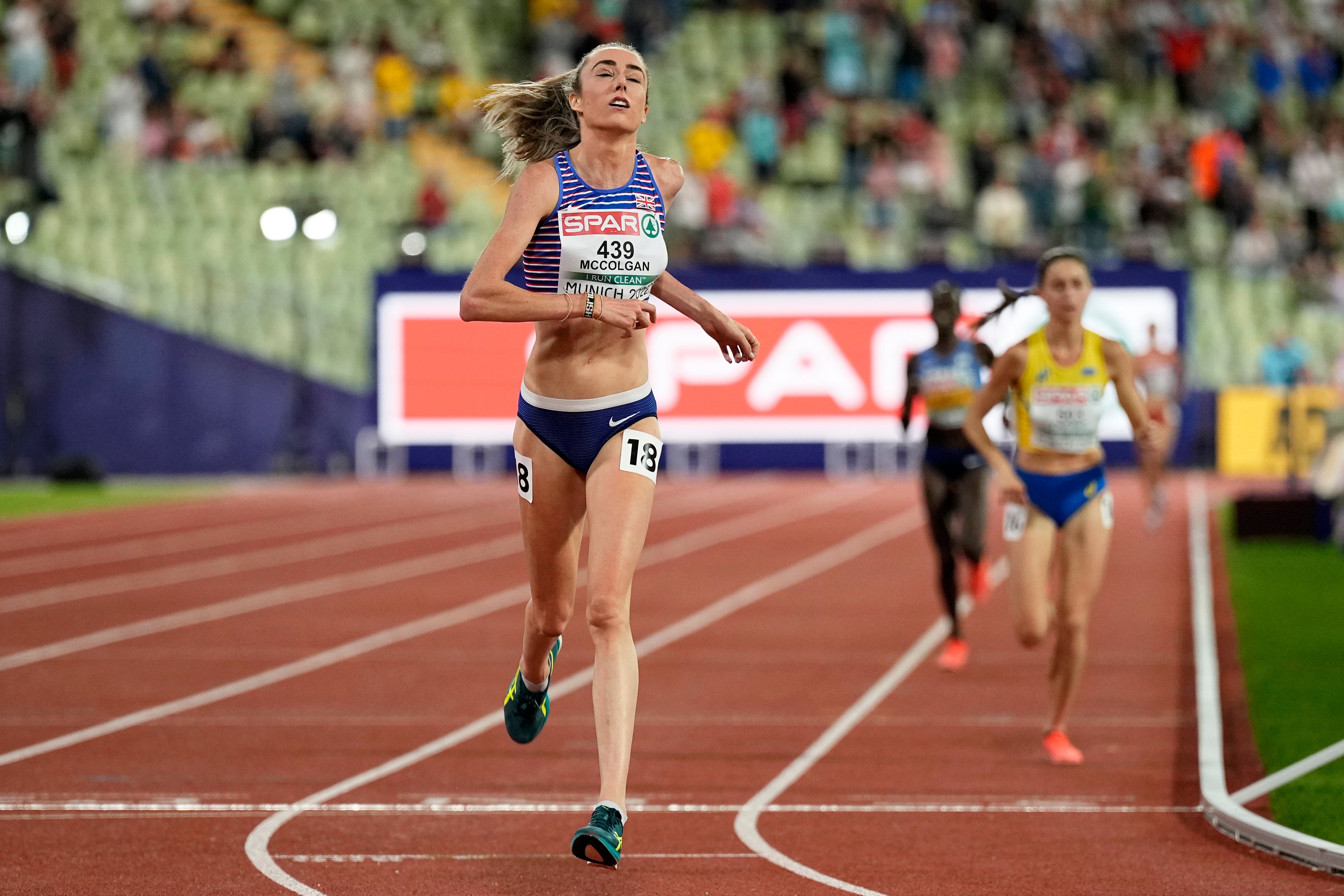 Eilish McColgan crosses the line in Munich (Martin Meissner/AP).