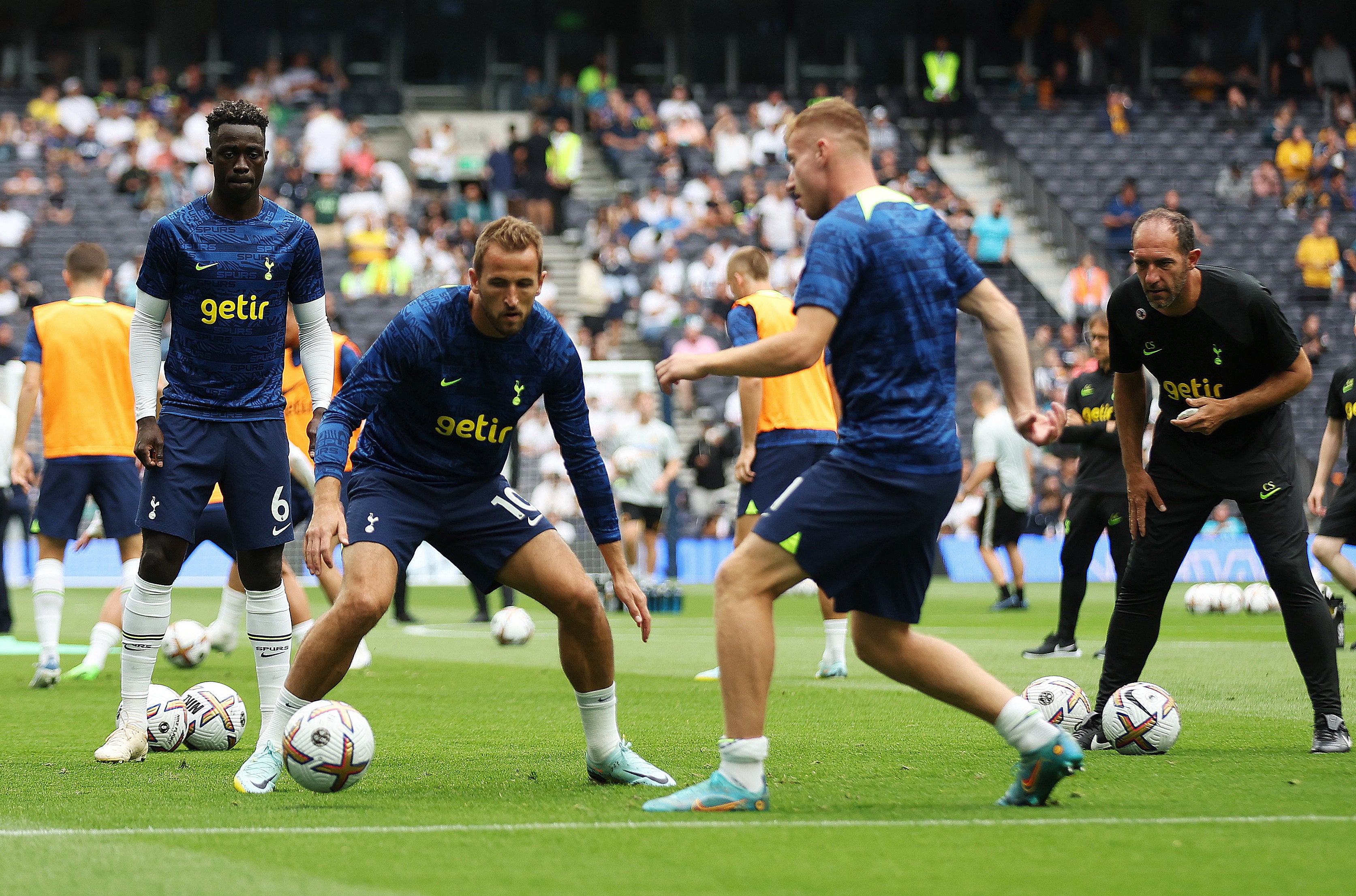 Spurs players warm-up before kick-off