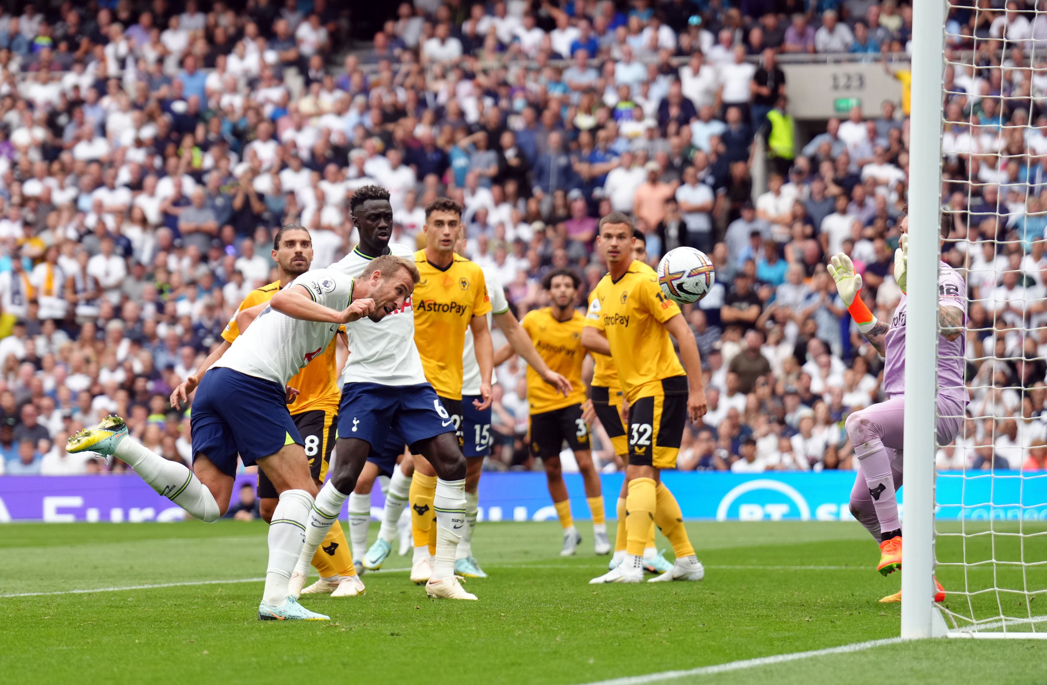 Kane heads the winner for Spurs