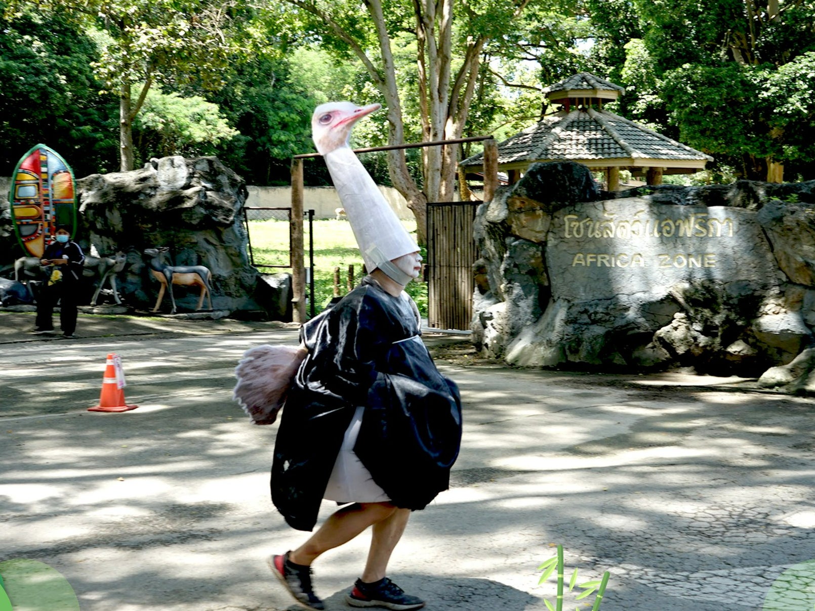 The drill came to an end shortly after the man was held by the zoo’s staff members in Thailand’s Chiang Mai Zoo