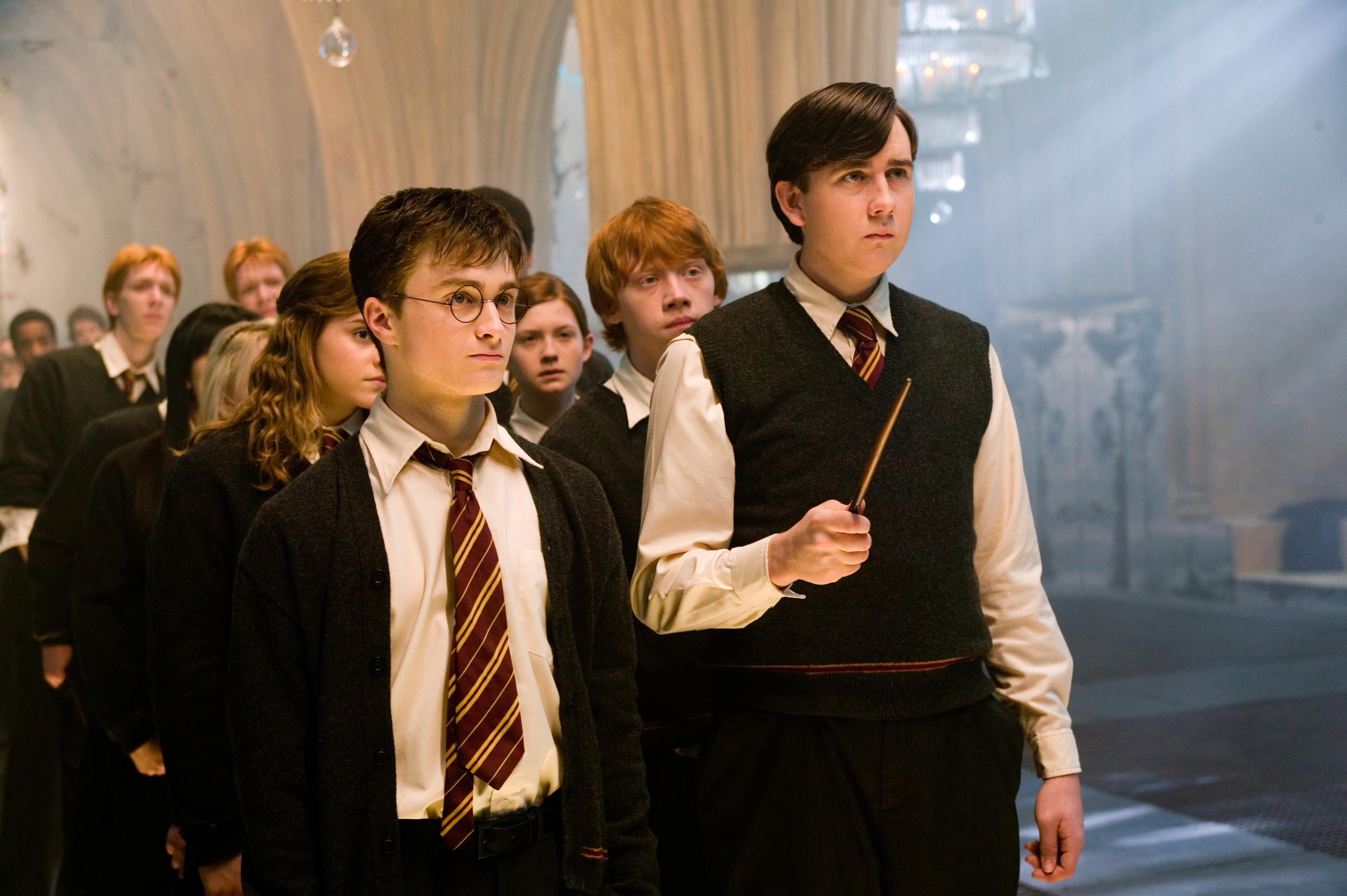 Matthew Lewis como Neville Longbottom en Harry Potter y la Orden del Fénix (extremo derecho)