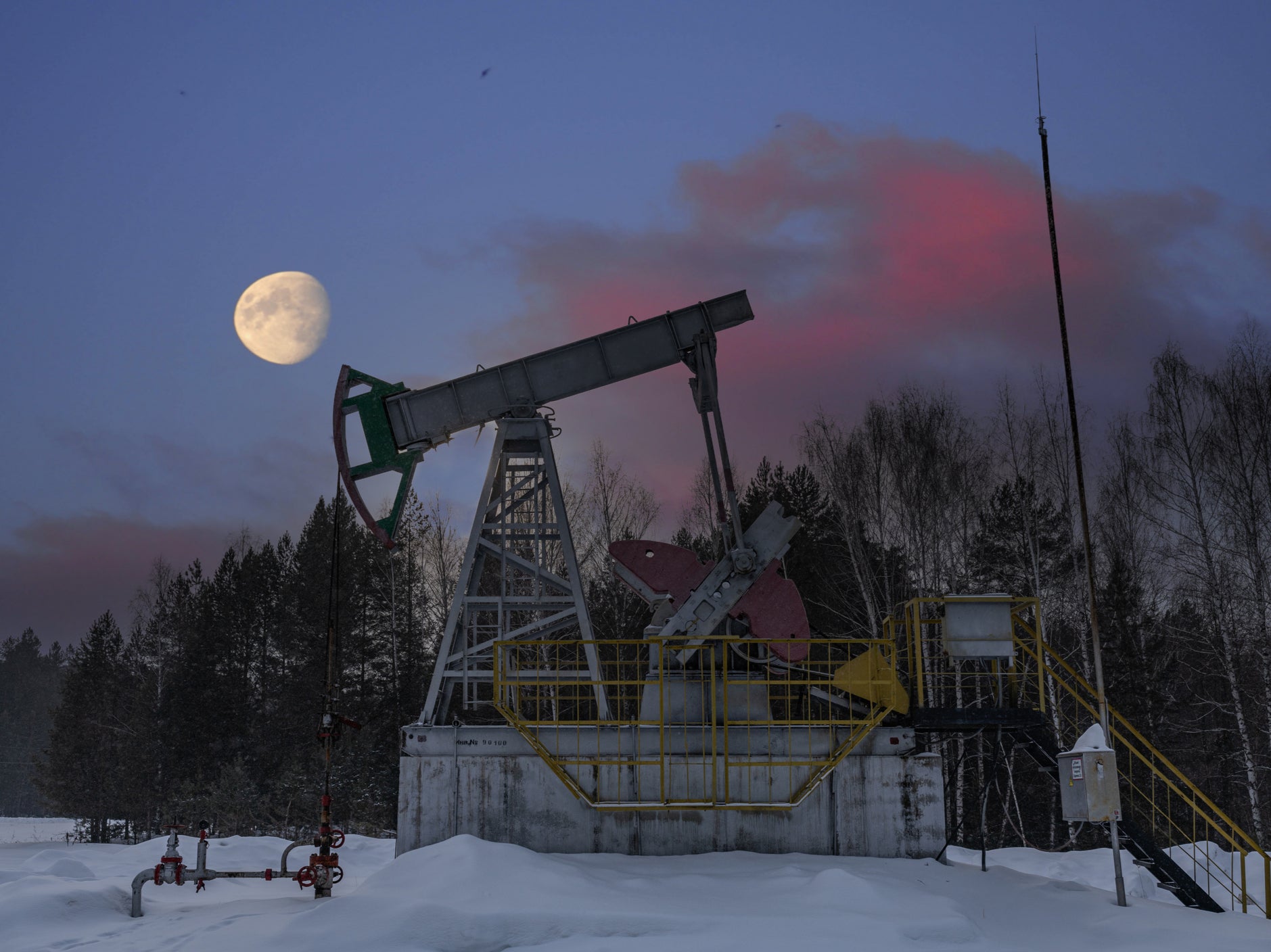 An oil drilling rig in Russia. Wealthy ‘oligarchs’ are symptomatic of inequality after the privatisation of oil firms following the collapse of the Soviet Union