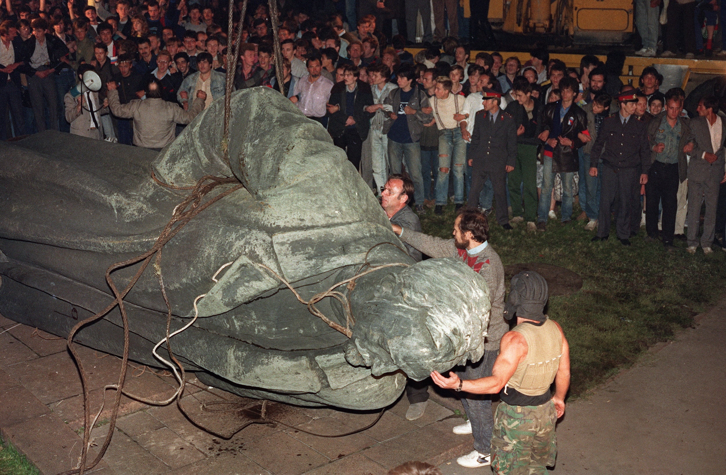 22 August 1991: a crowd watches the statue of KGB founder Felix Dzerzhinsky being toppled