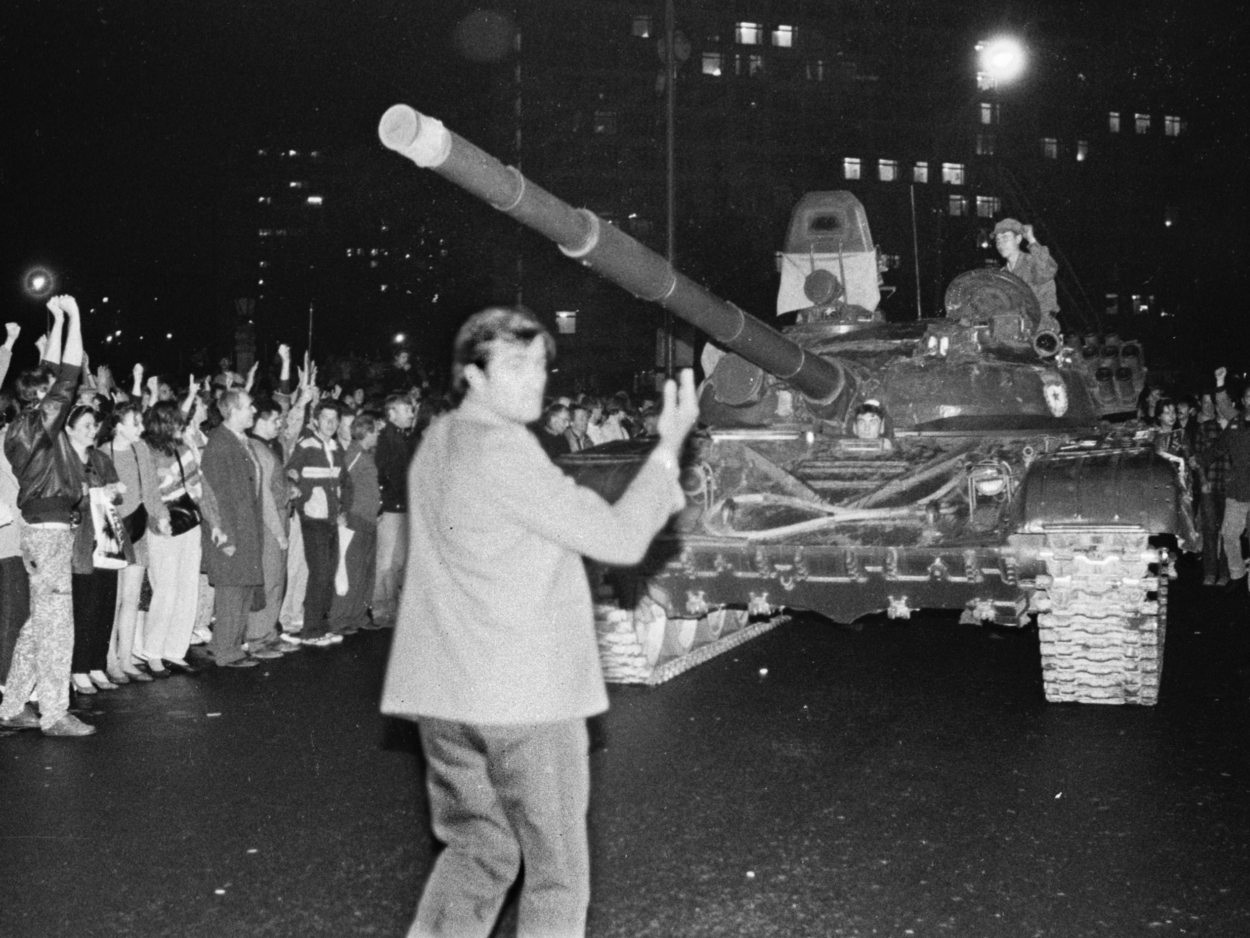 20 August 1991: a Soviet army tank heads to the centre of Moscow