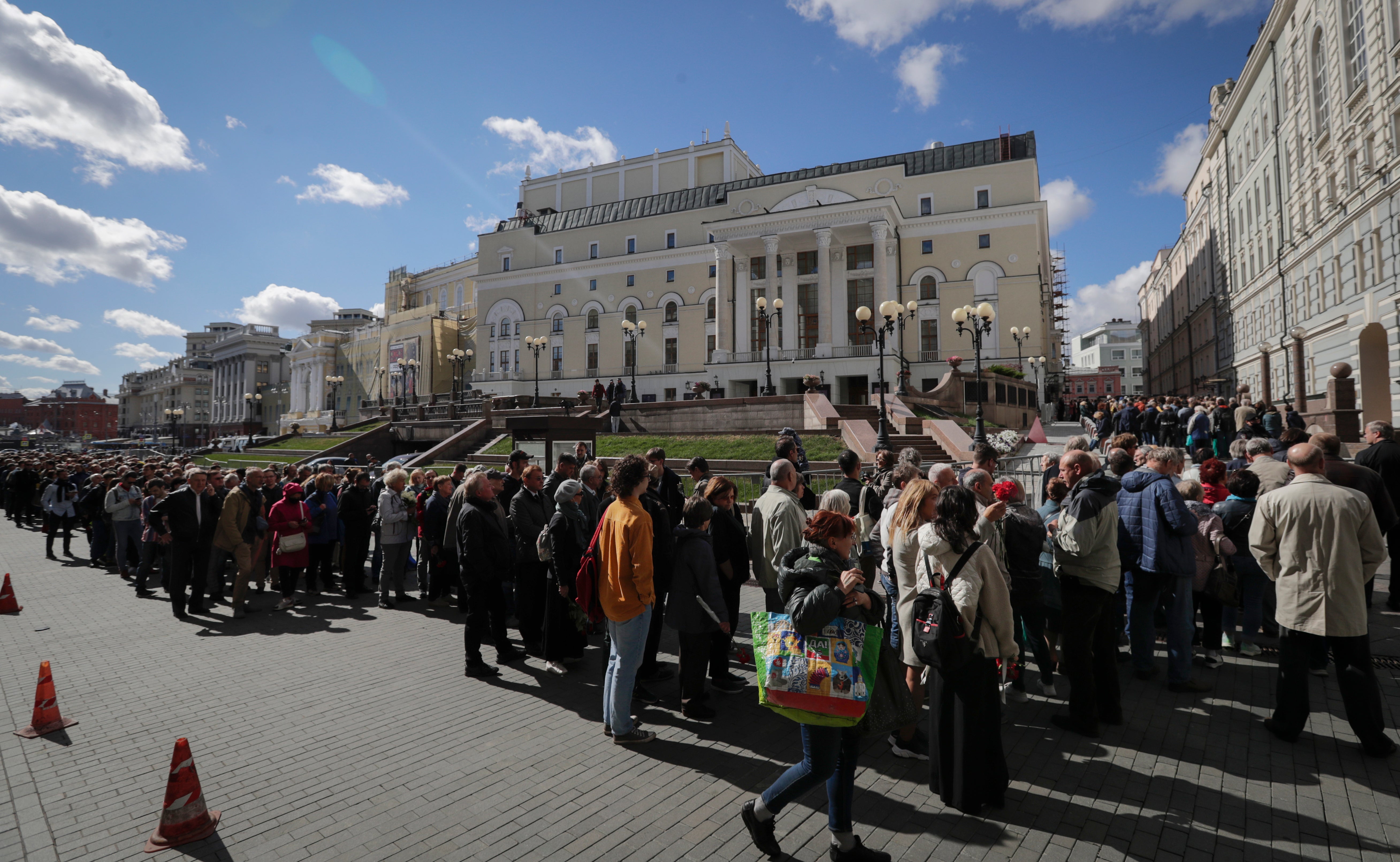Hundreds of people lined up outside the Hall of Columns to pay their respects