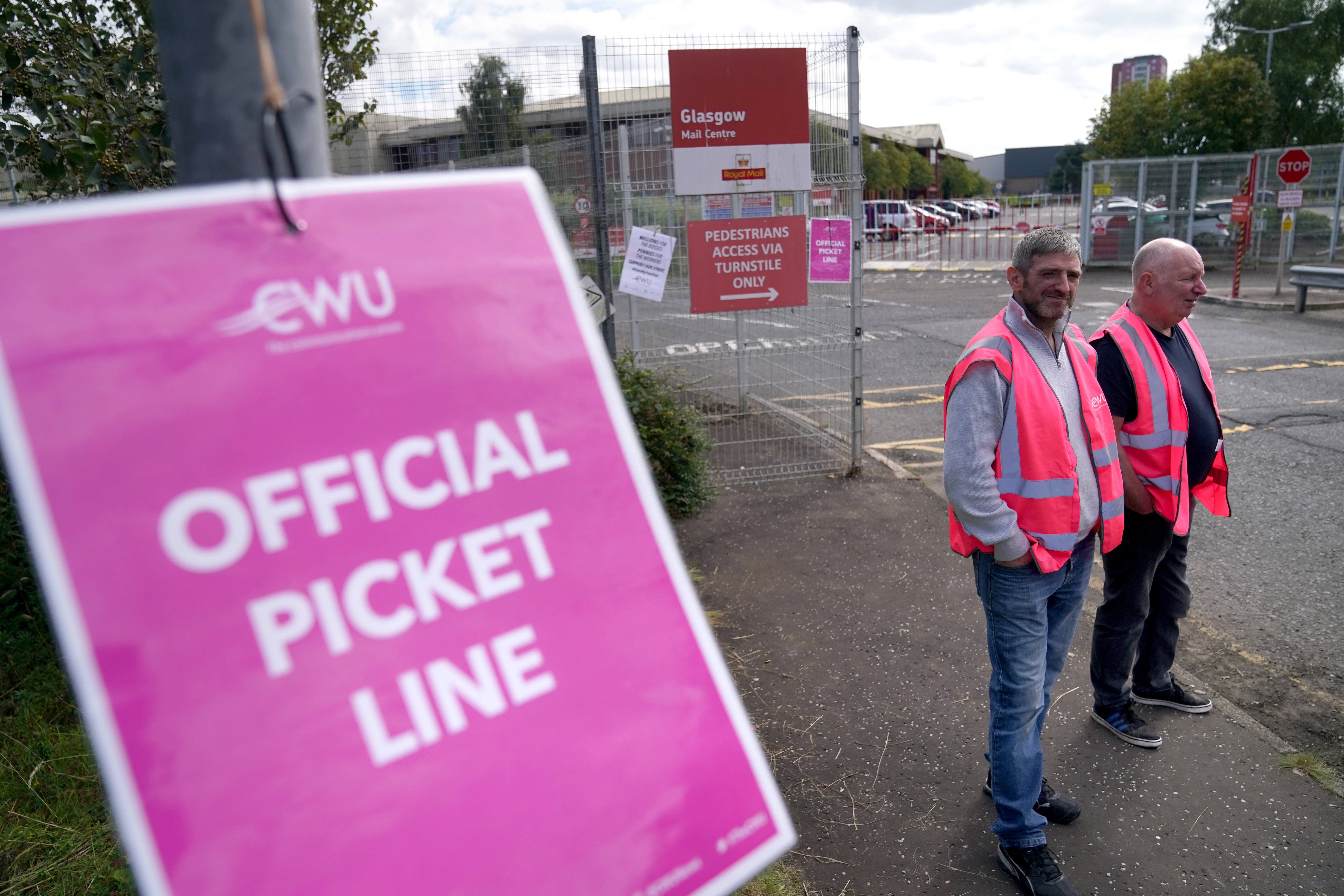 Royal Mail workers from the Communication Workers Union on the picket line at the Glasgow Mail Centre (Andrew Milligan/PA)