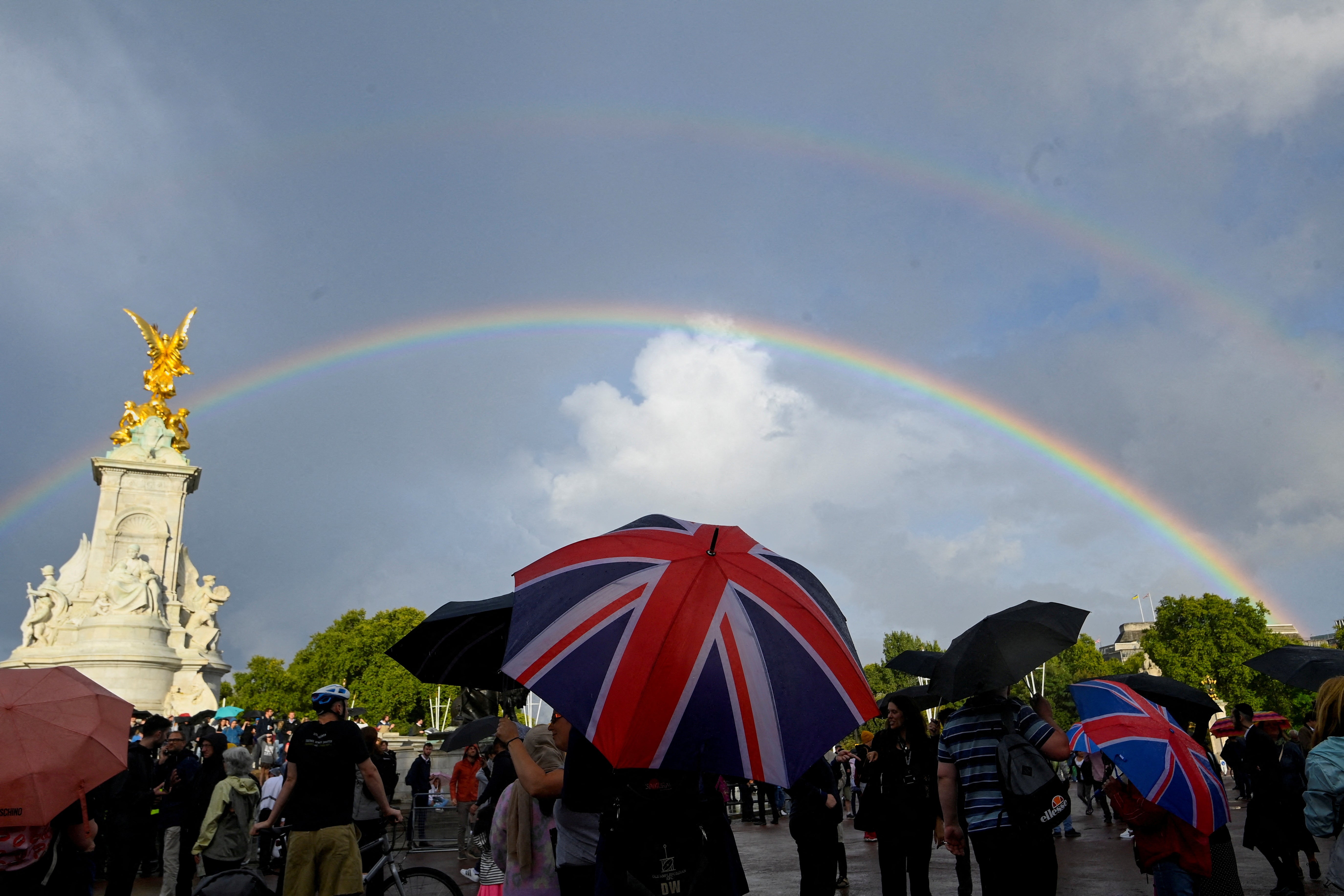 The rainbow appeared in the skies above the Buckingham Palace