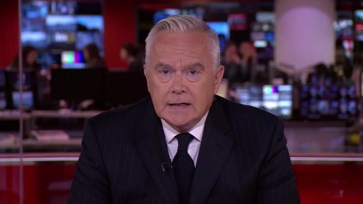 Moment BBC News announces Queen Elizabeth II's death