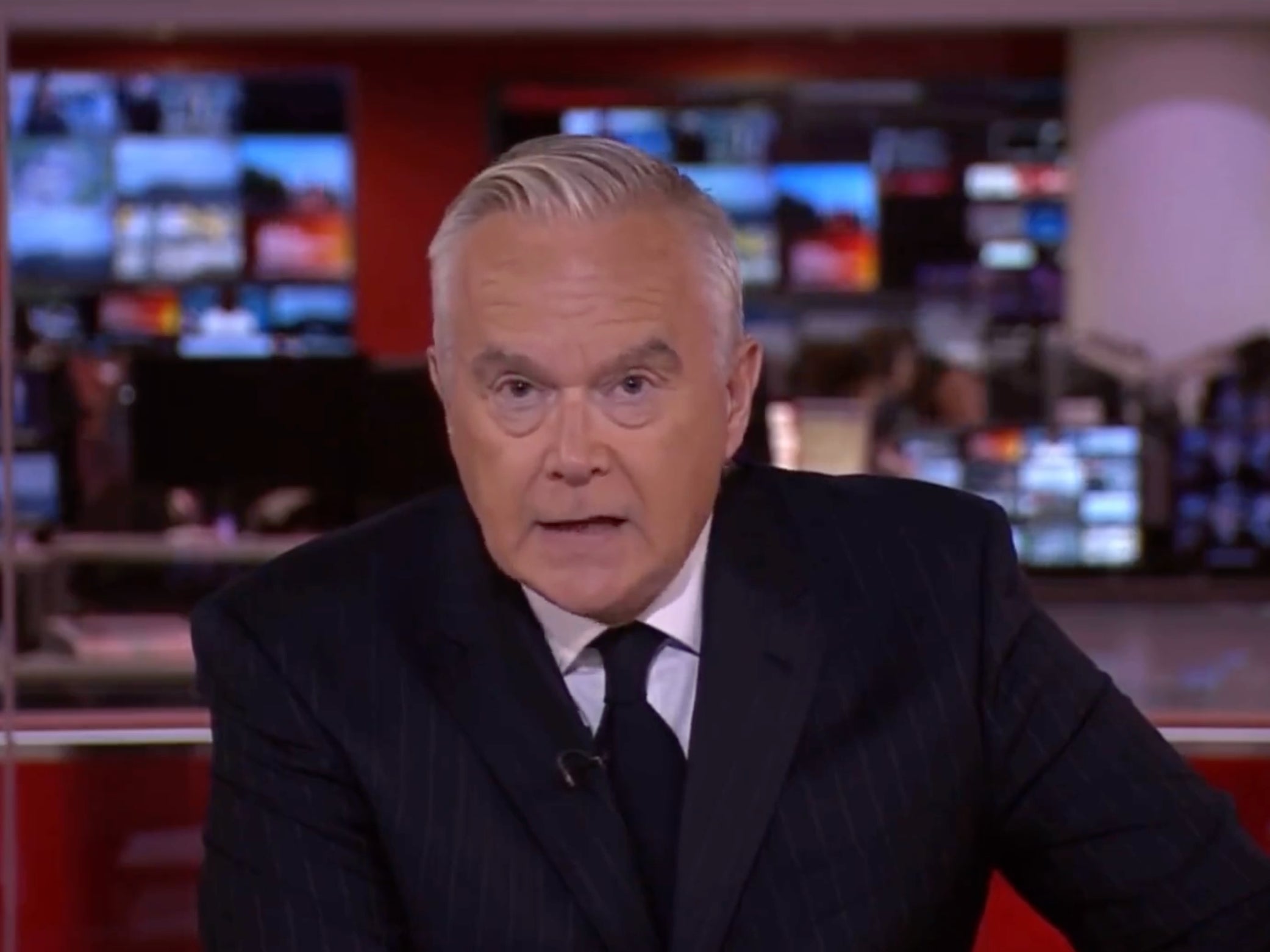 Huw Edwards announces the death of the Queen live on the BBC