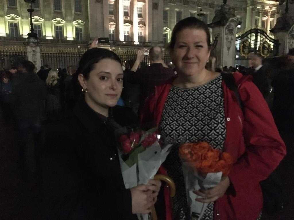 American expats BreeLayne Carter and Sara Burke laid flowers for the Queen