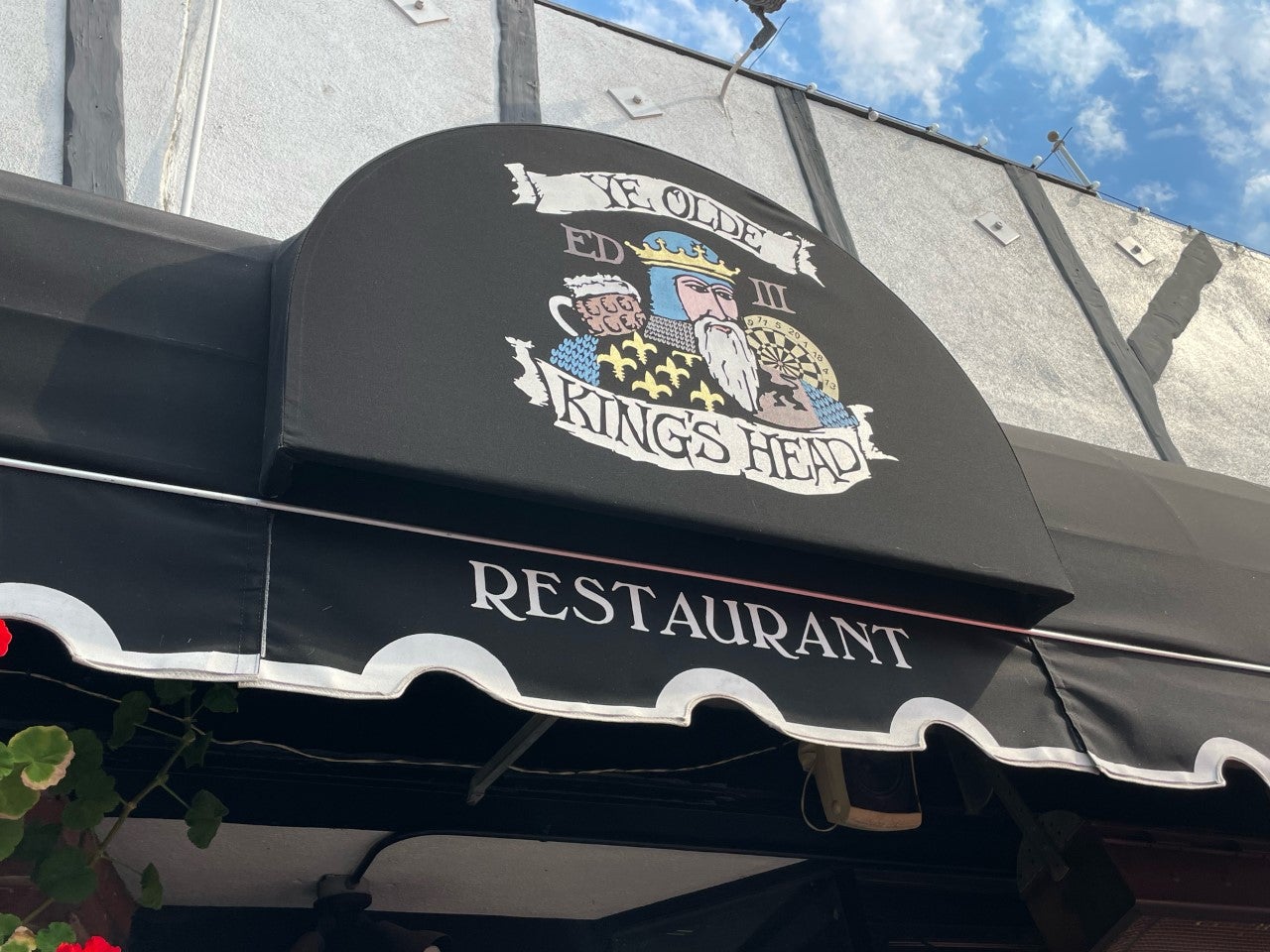 Expats in California honour the Queen in true British style – at the pub