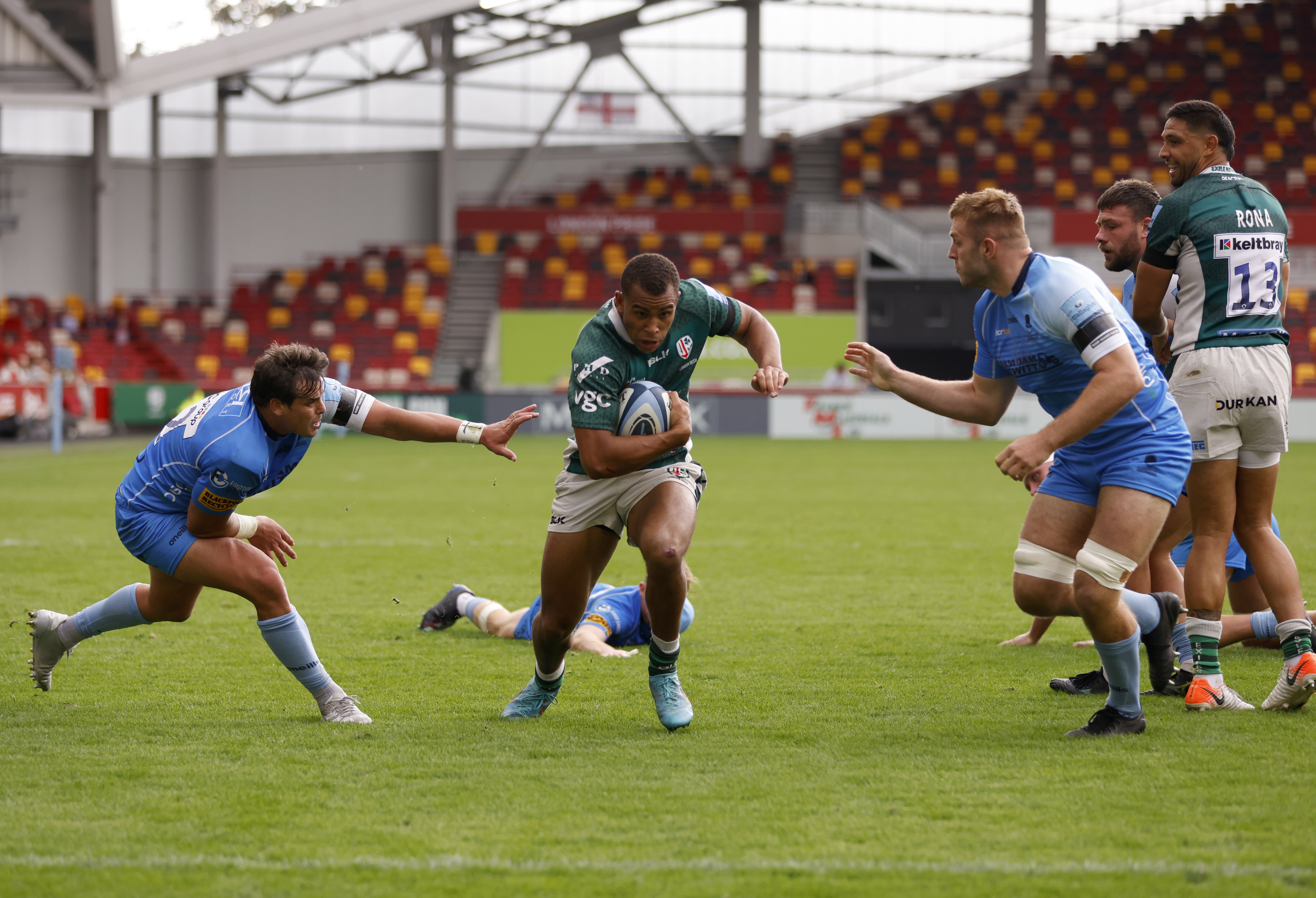 London Irish’s Will Joseph (centre) runs in to score his against Worcester (Steven Paston/PA).