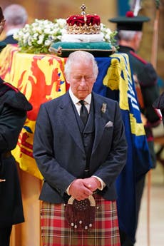 Queen’s children mount vigil around their mother’s coffin in tribute