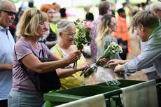 What happens to the flowers left in memory of the Queen? 