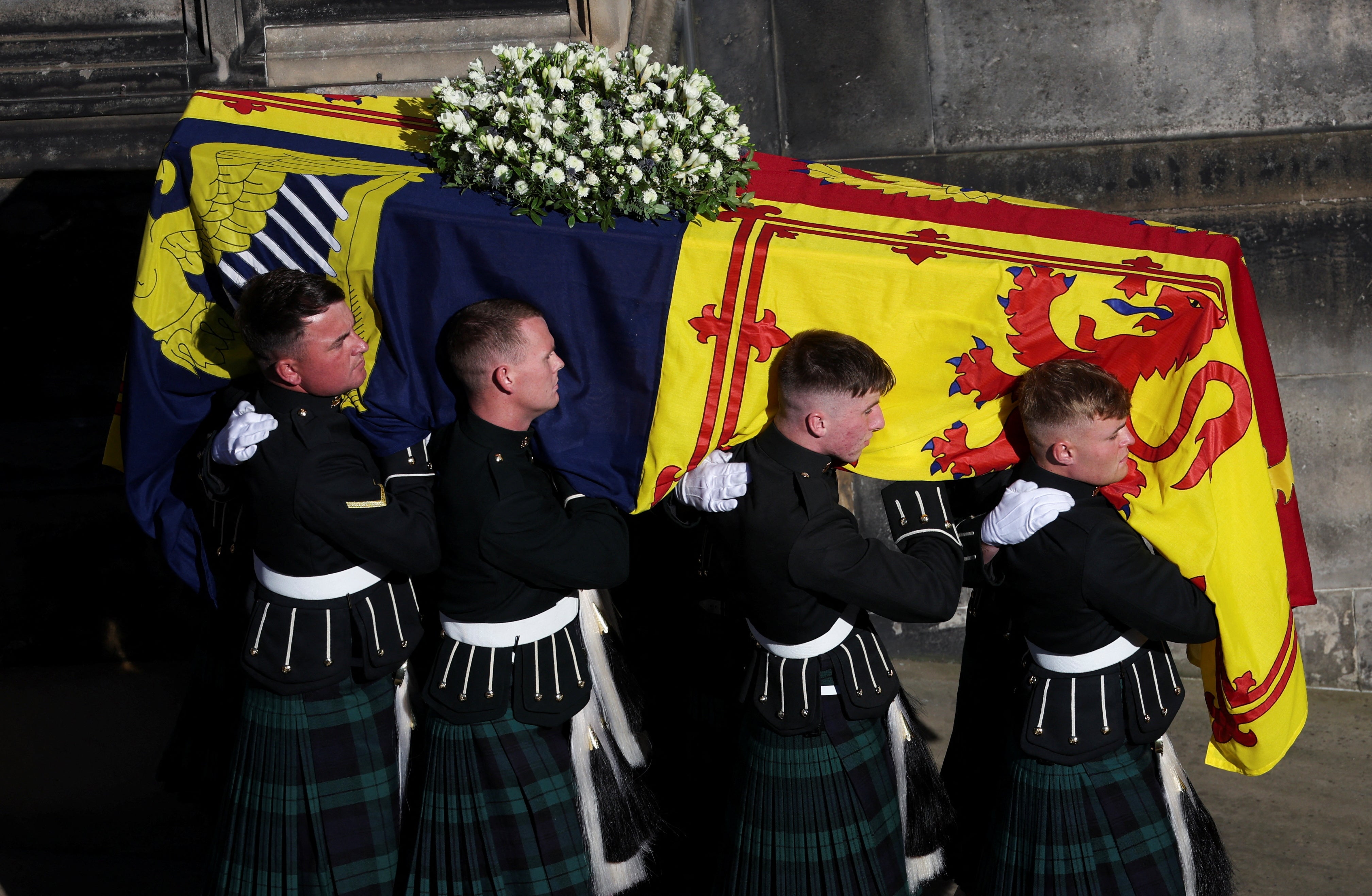 Queen’s coffin leaves St Giles’ Cathedral en route to Edinburgh Airport