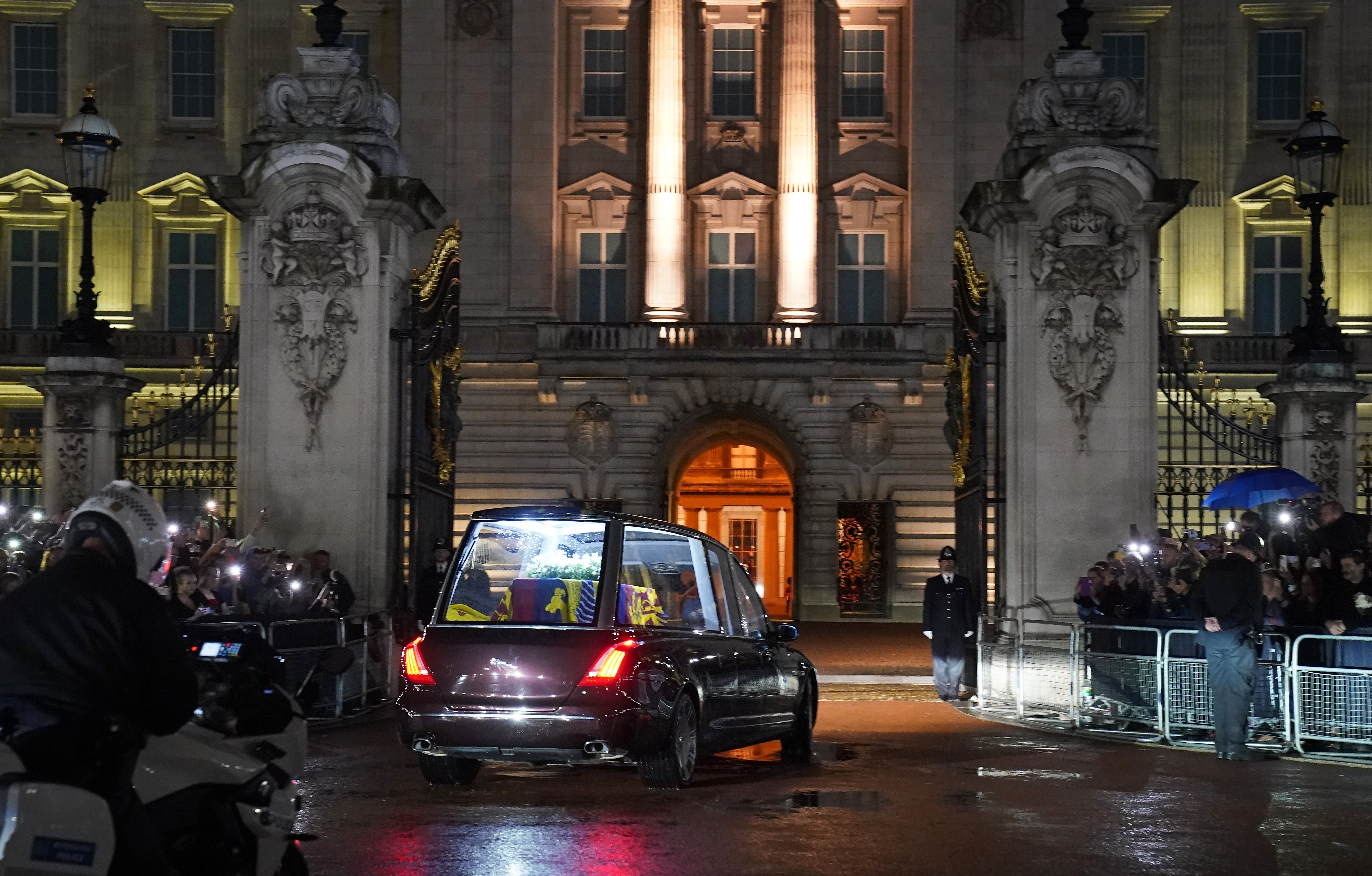 The hearse carrying the coffin of Queen Elizabeth II arrives at Buckingham Palace (PA)