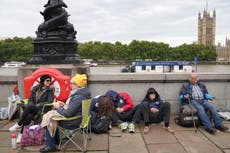 How to make queuing to see the Queen bearable