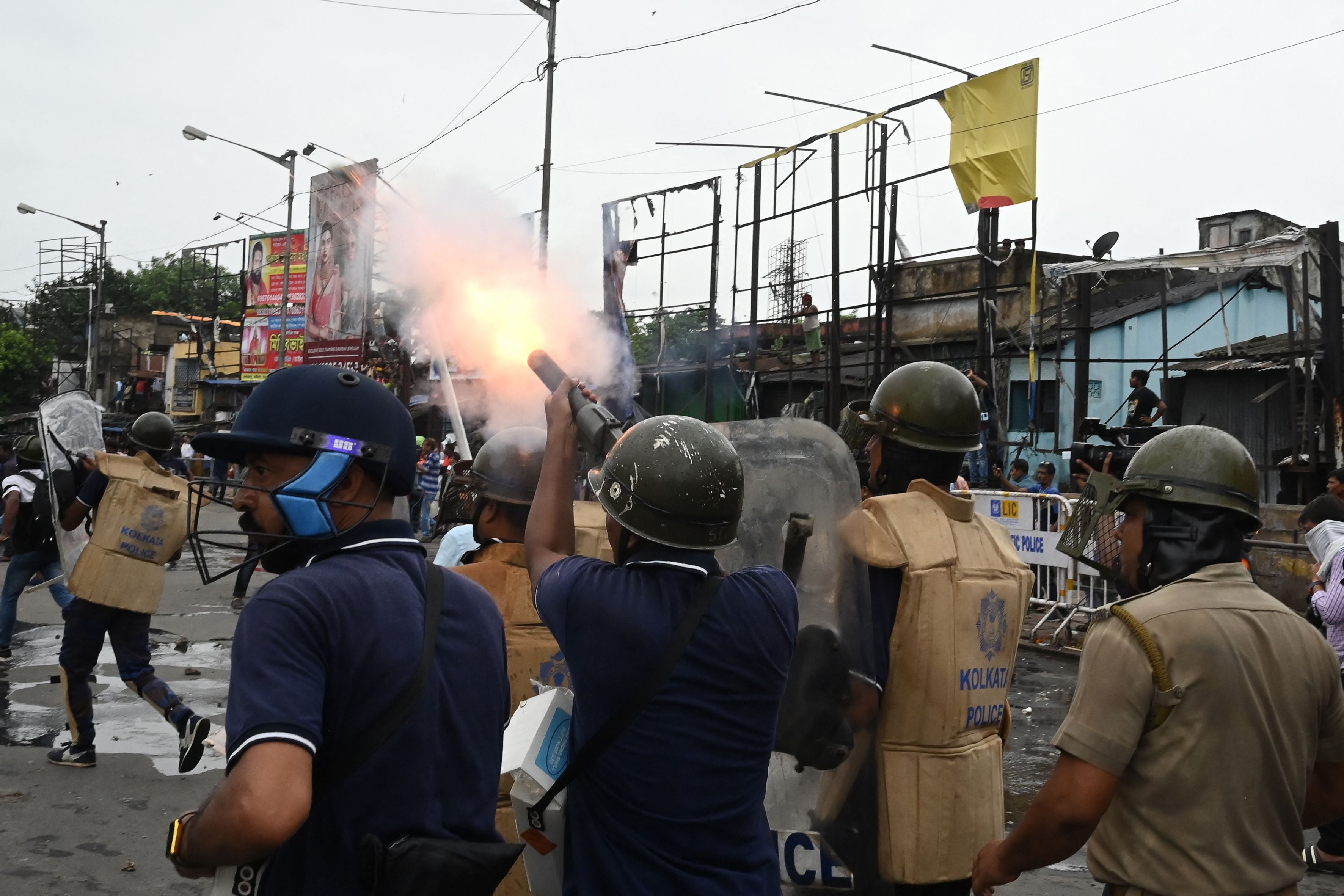 Police fire tear gas to disperse Bharatiya Janata Party members