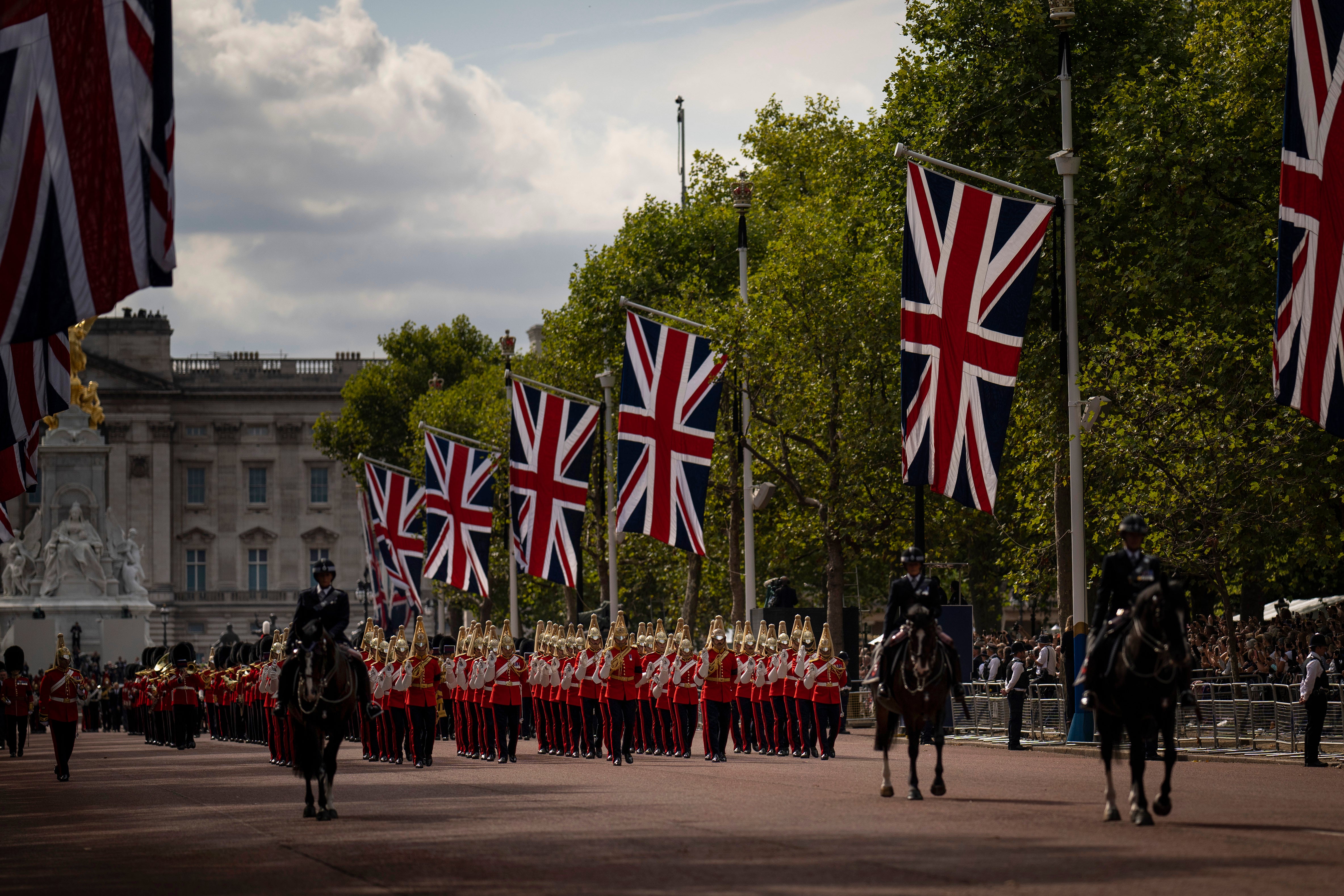 Guards escort the coffin of Queen Elizabeth II