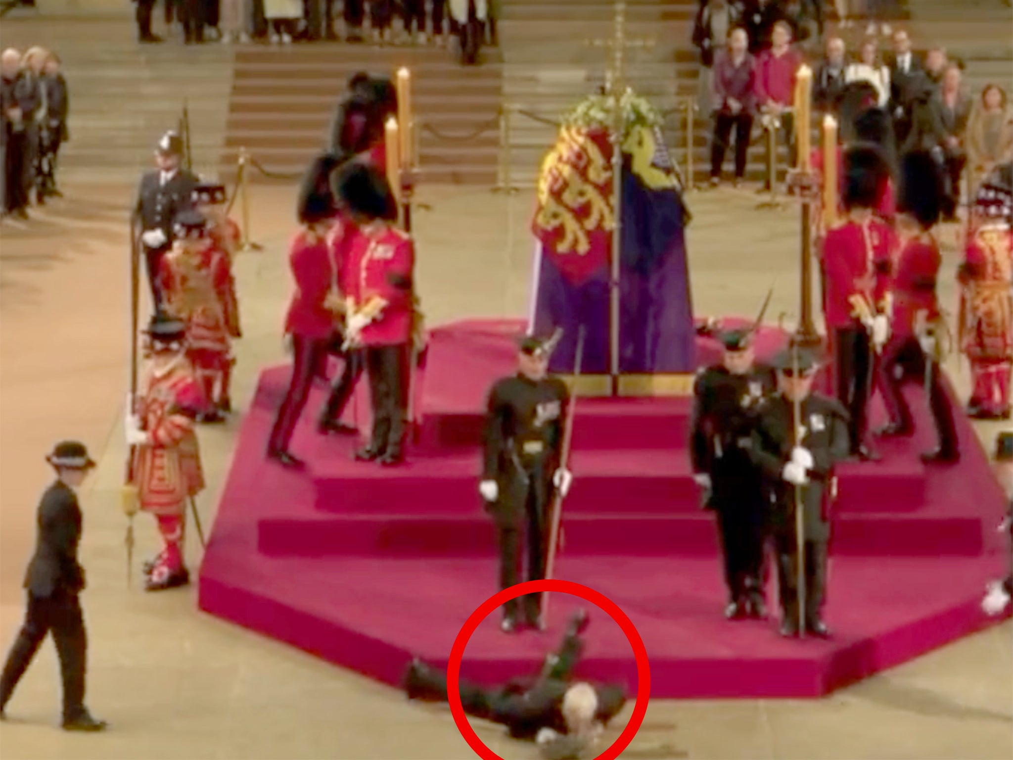 A royal guard fainted in front of the Queen’s coffin