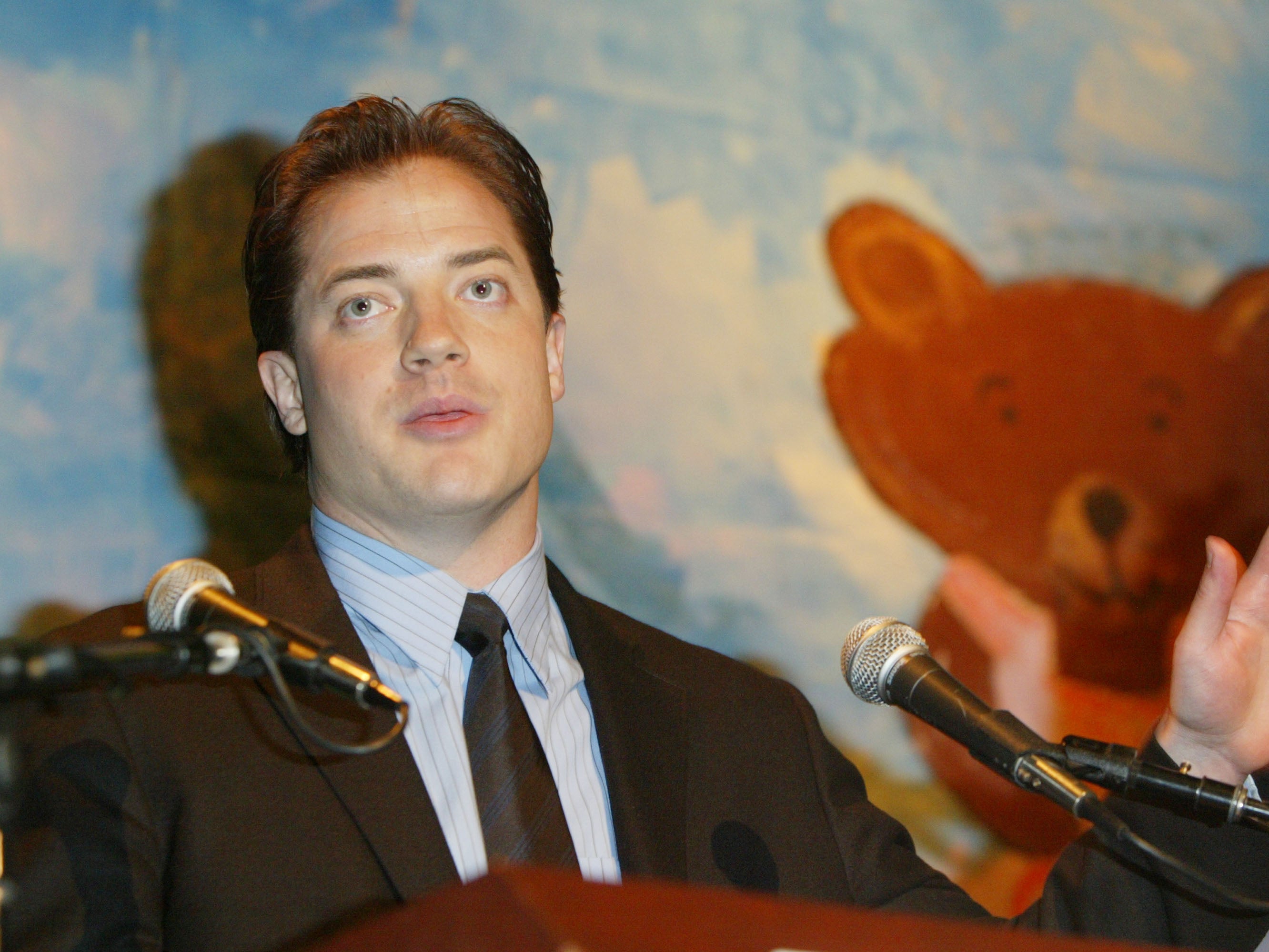 Actor Brendan Fraser talks on stage at The Help Group's 26th Annual "Teddy Bear Picnic" charity luncheon to benefit children challenged by autism and other learning disabilities which honored producer Jerry Weintraub at the Beverly Hilton Hotel on June 5, 2003 in Los Angeles, California. (Photo by Frazer Harrison/Getty Images)