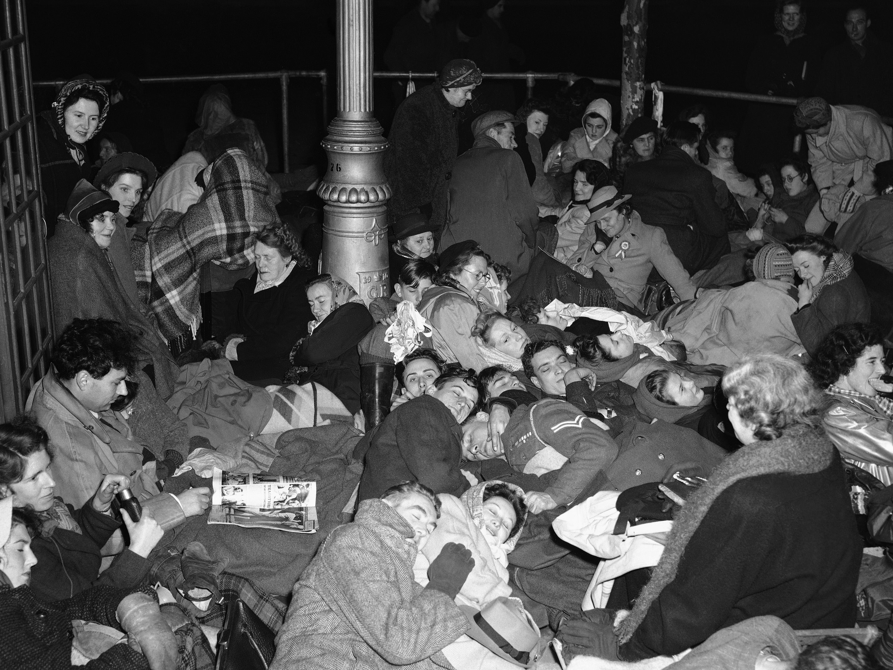 Britain Queen Glimpse Photo Gallery